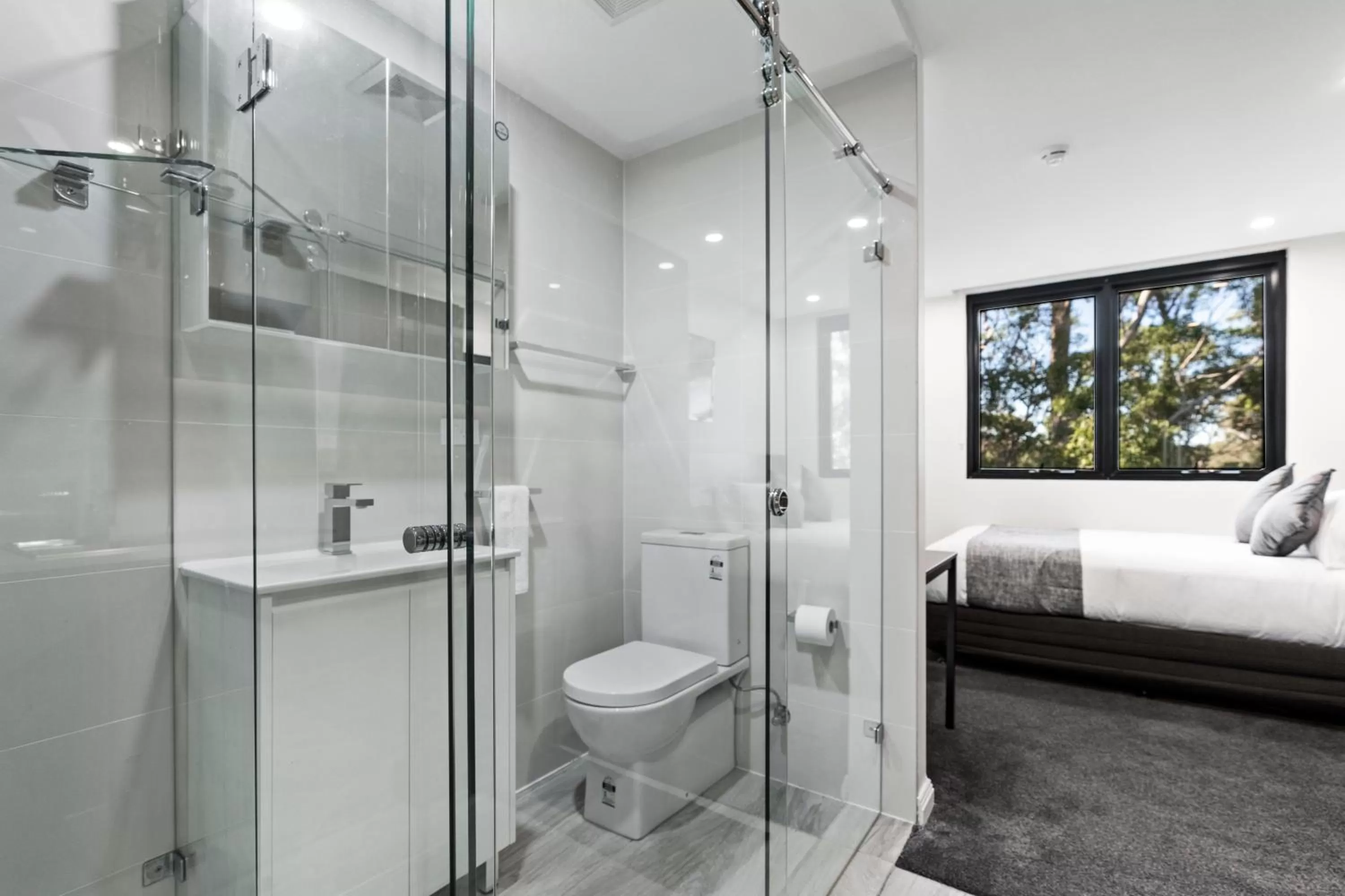 Bathroom, Bed in Seranin | Gordon