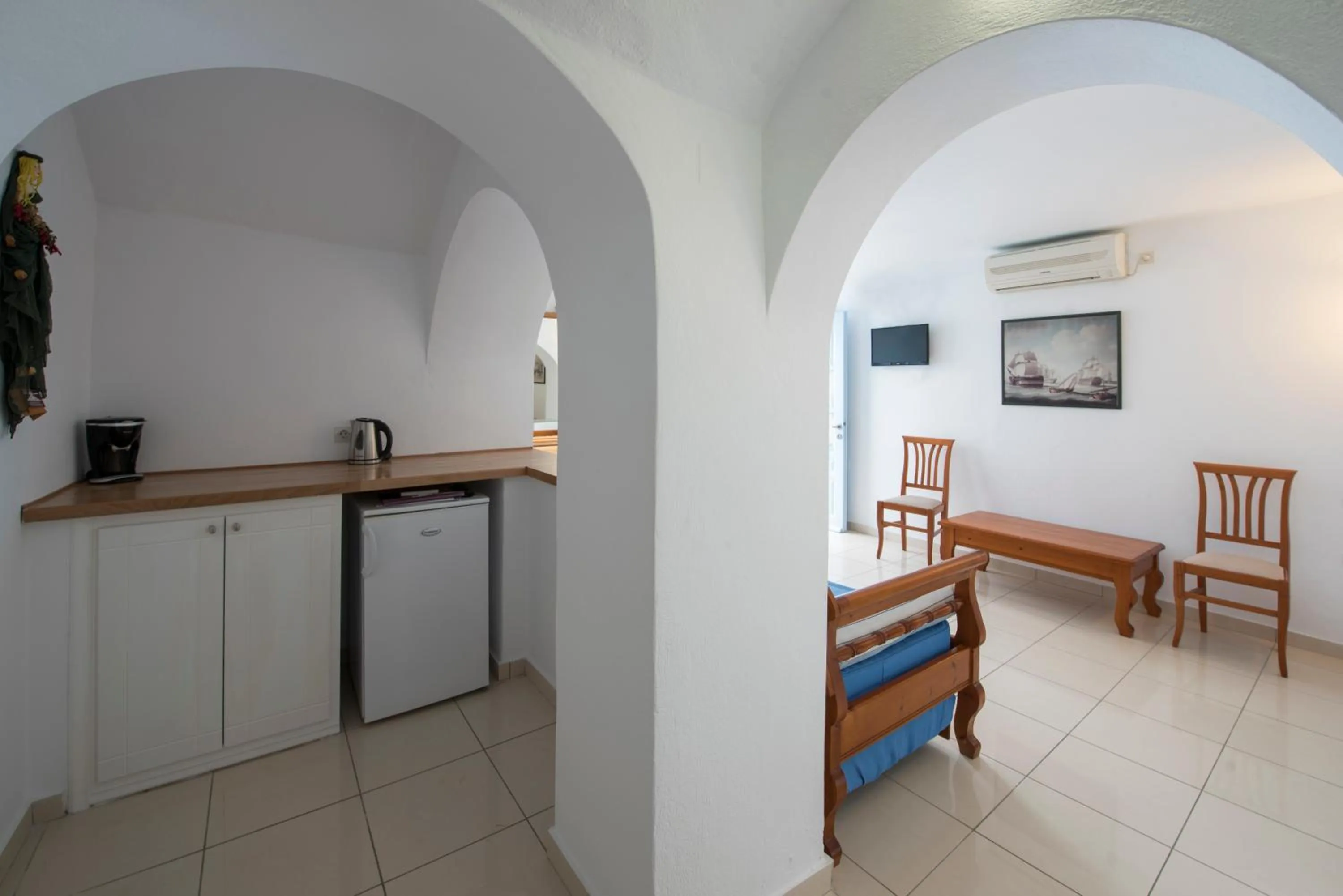 Photo of the whole room in Kastro Suites