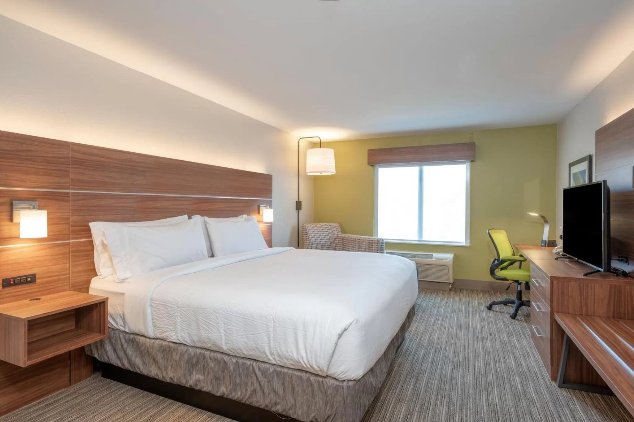 Photo of the whole room, Bed in Holiday Inn Express Hotel & Suites Thornburg-S. Fredericksburg by IHG