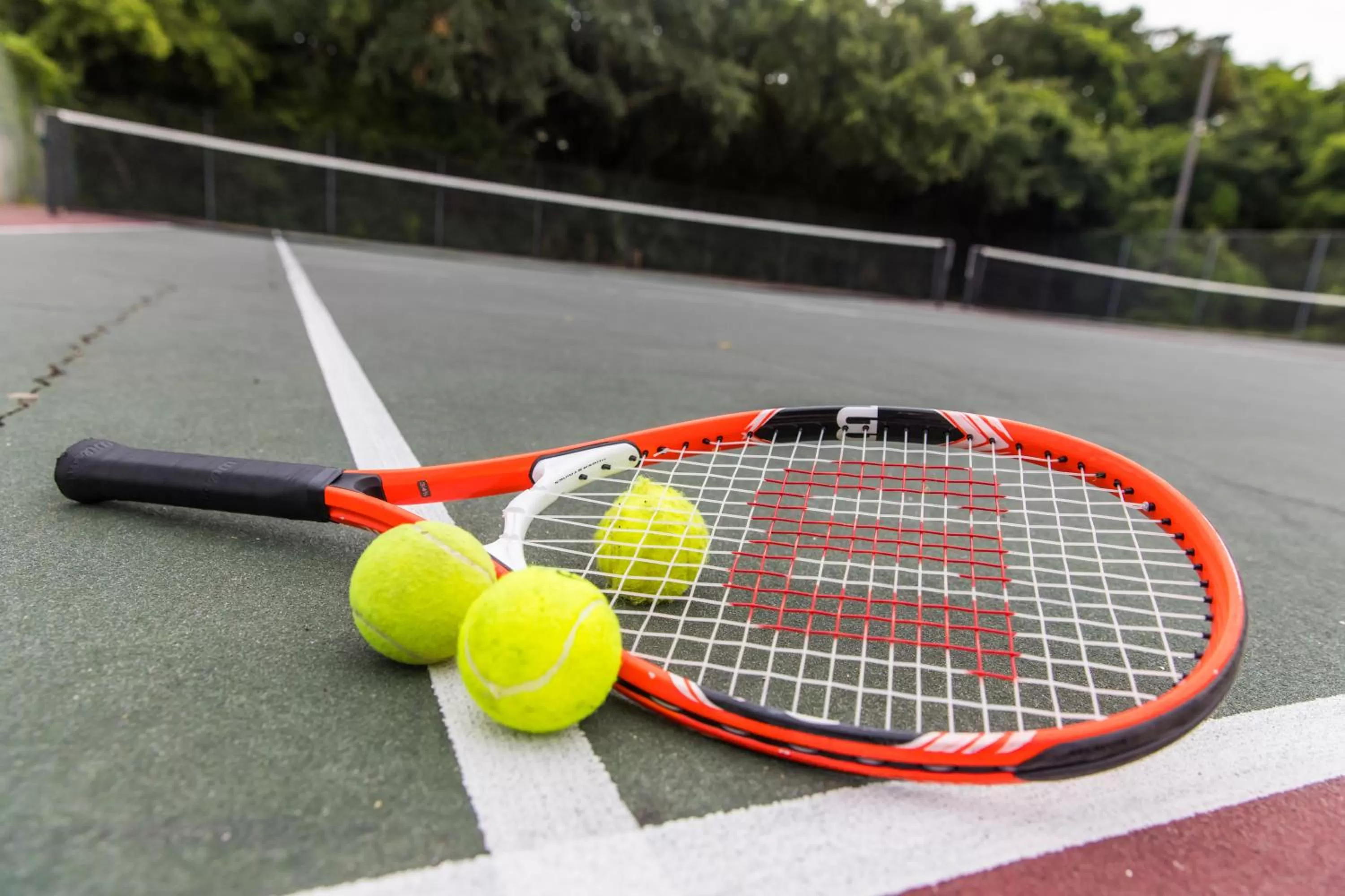 Tennis court in Ocean Coast Hotel at the Beach Amelia Island