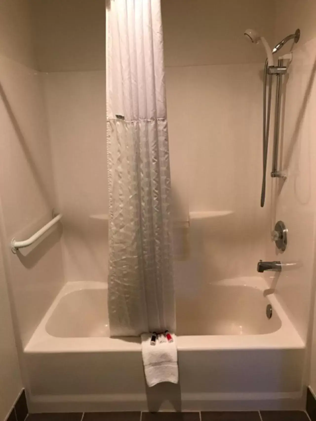 King Room with Bath Tub with Grab Bars- Mobility Accessible/Non-Smoking in Super 8 by Wyndham Kremmling King Room with Bath Tub with Grab Bars- Mobility Accessible/Non-Smoking in Super 8 by Wyndham Kremmling