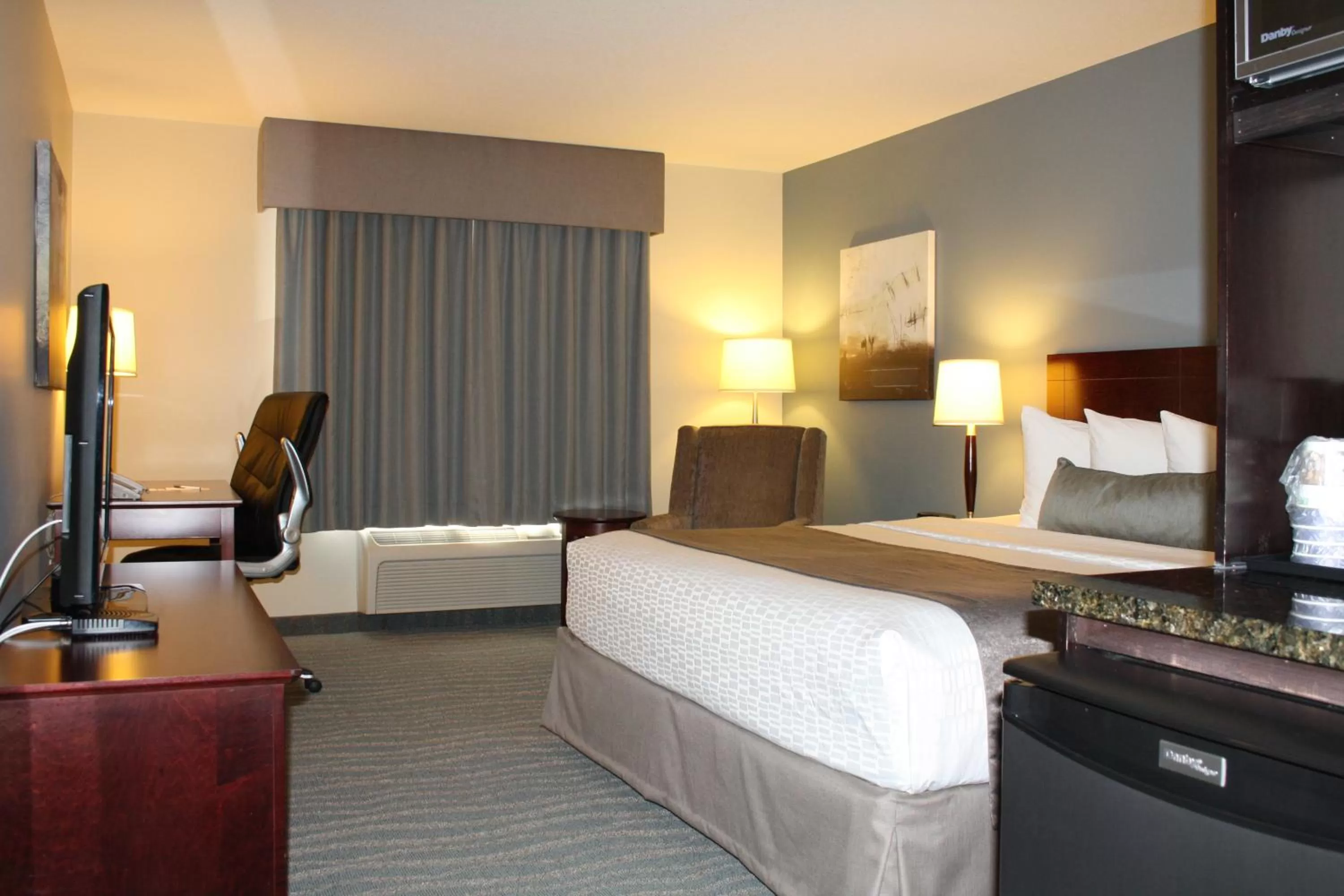 Bedroom, Bed in Best Western Rocky Mountain House Inn & Suites