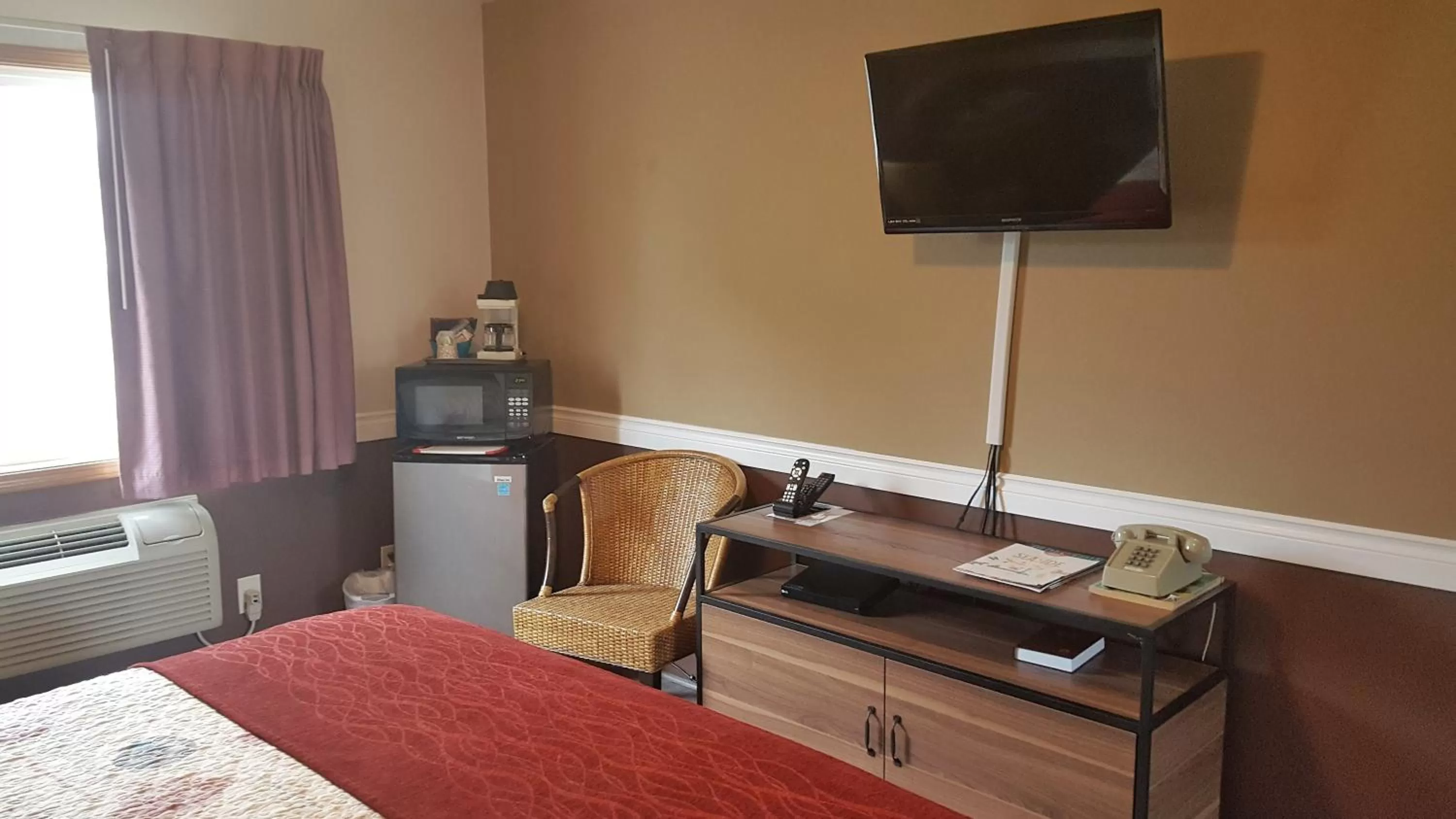 TV and multimedia, TV/Entertainment Center in Hillcrest Inn