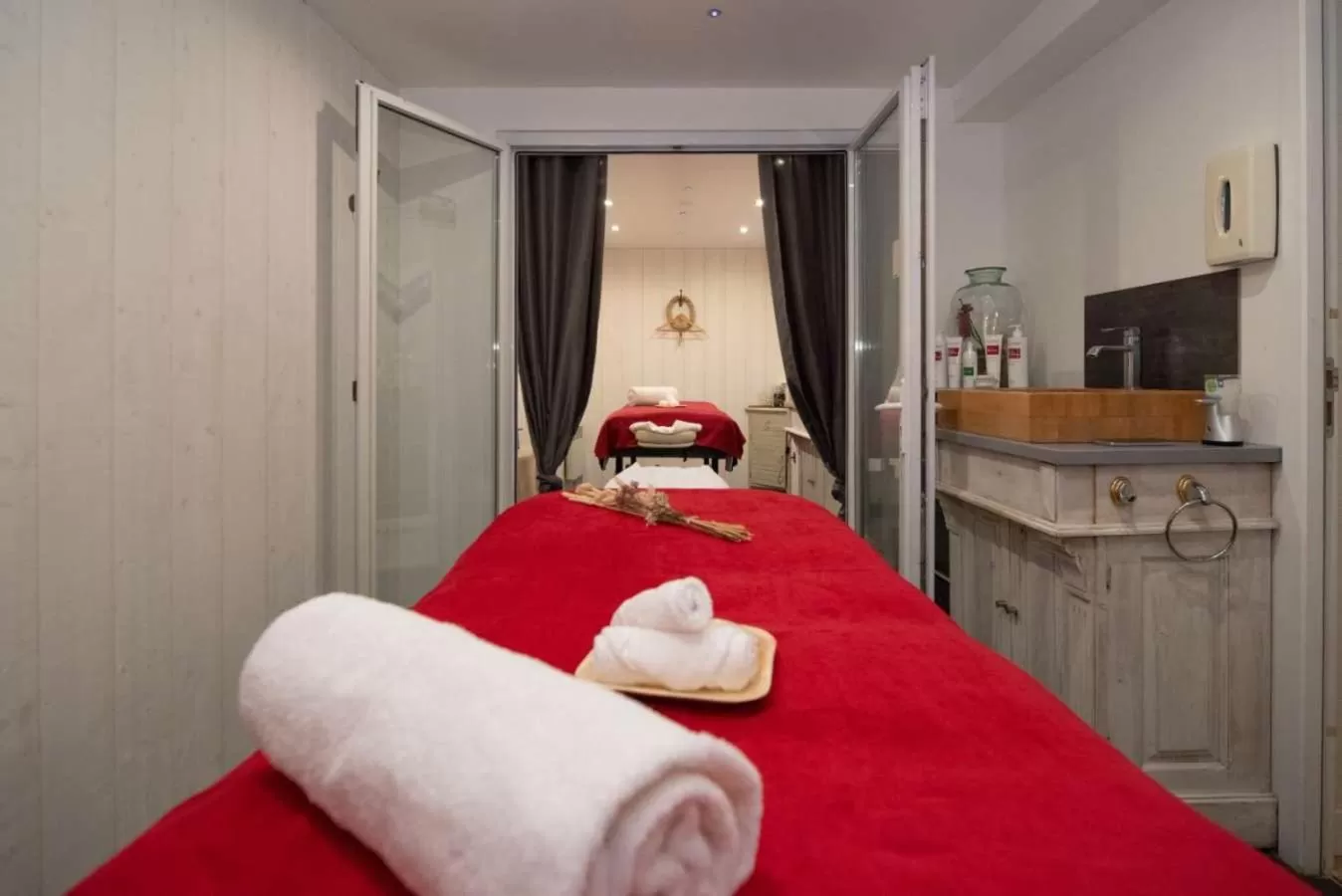 Massage, Bed in Elégance Suites Hôtel