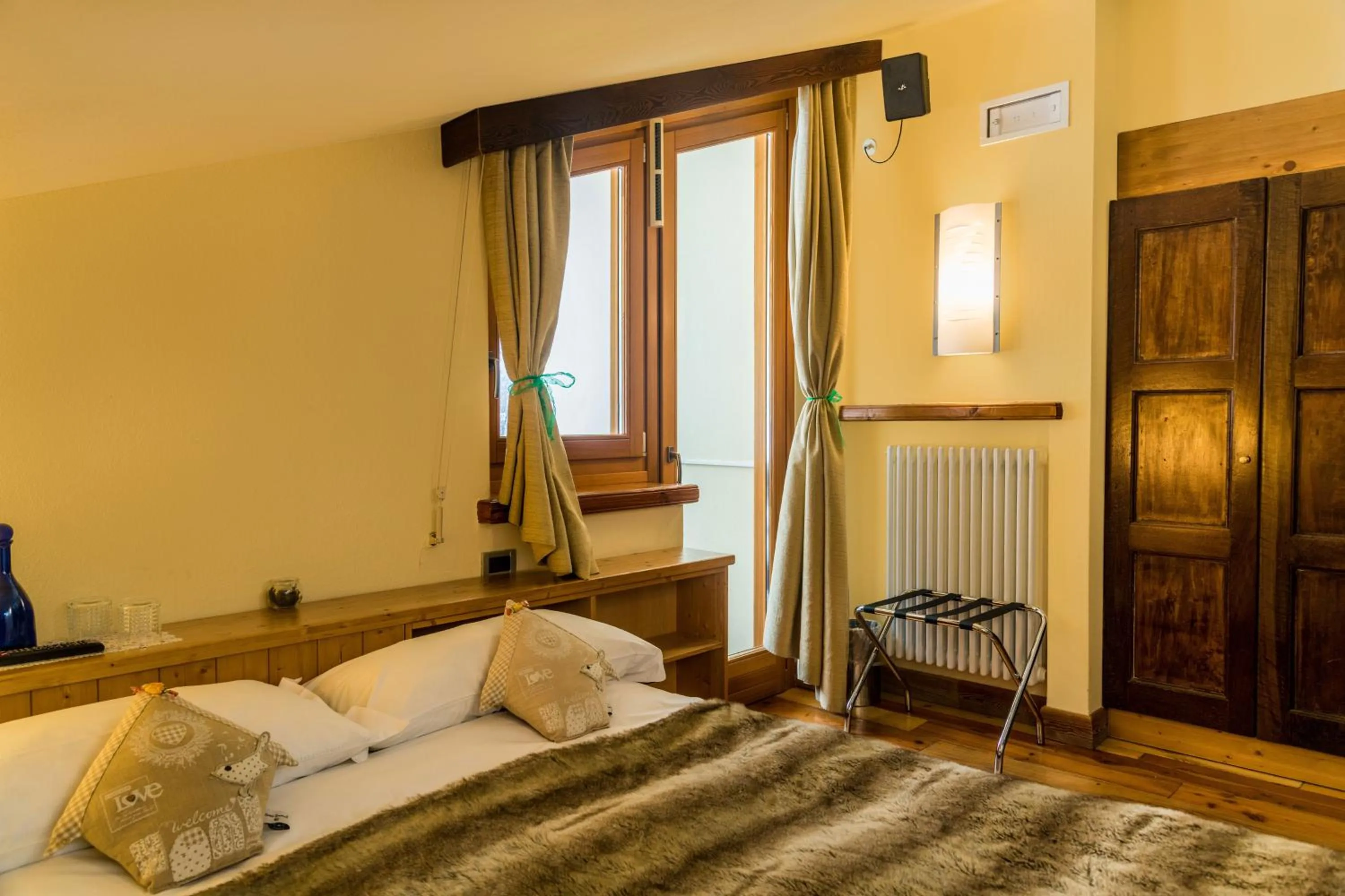 Bed in Shatush Hotel