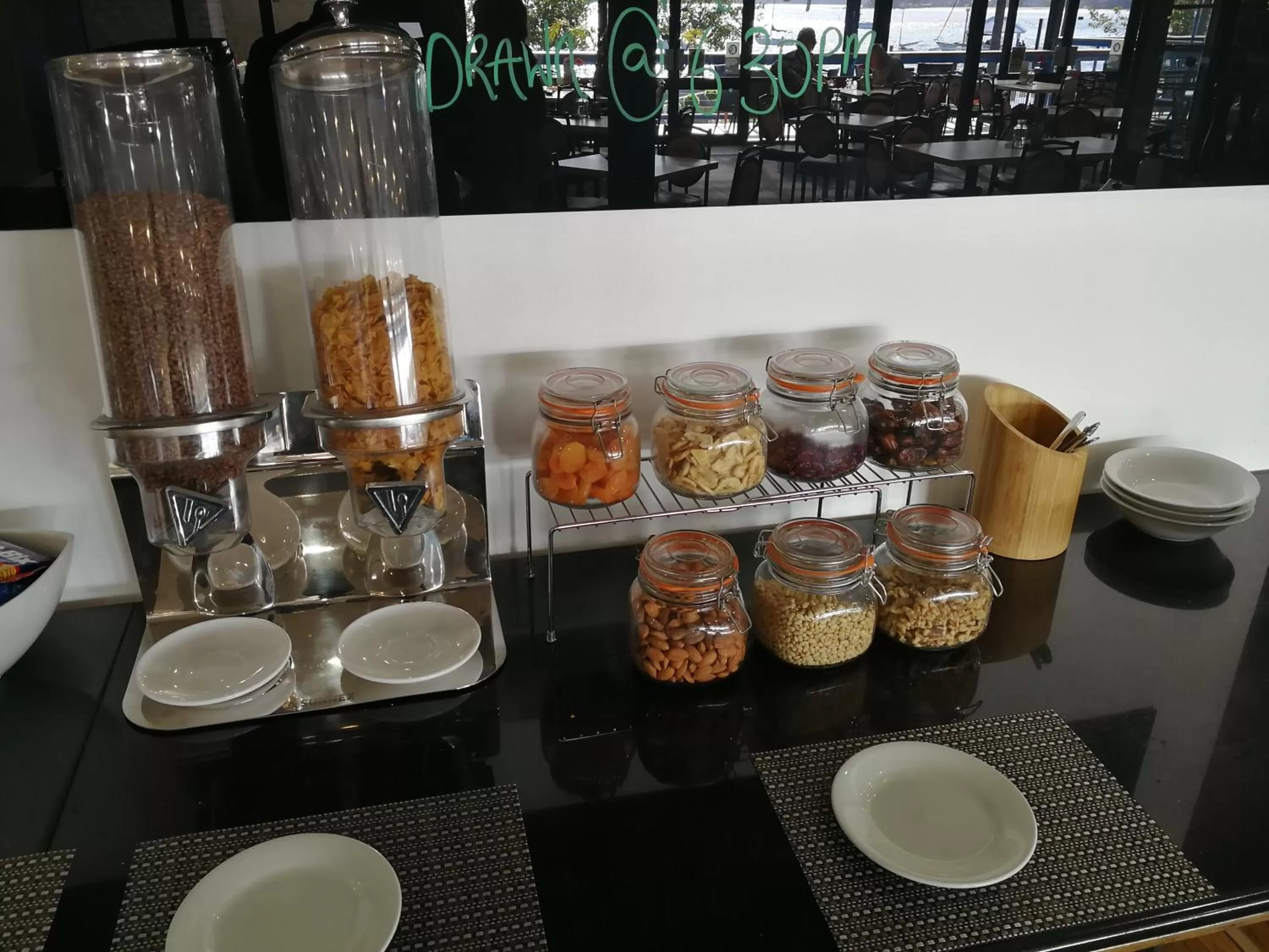 Food and drinks in Mariners on the Waterfront