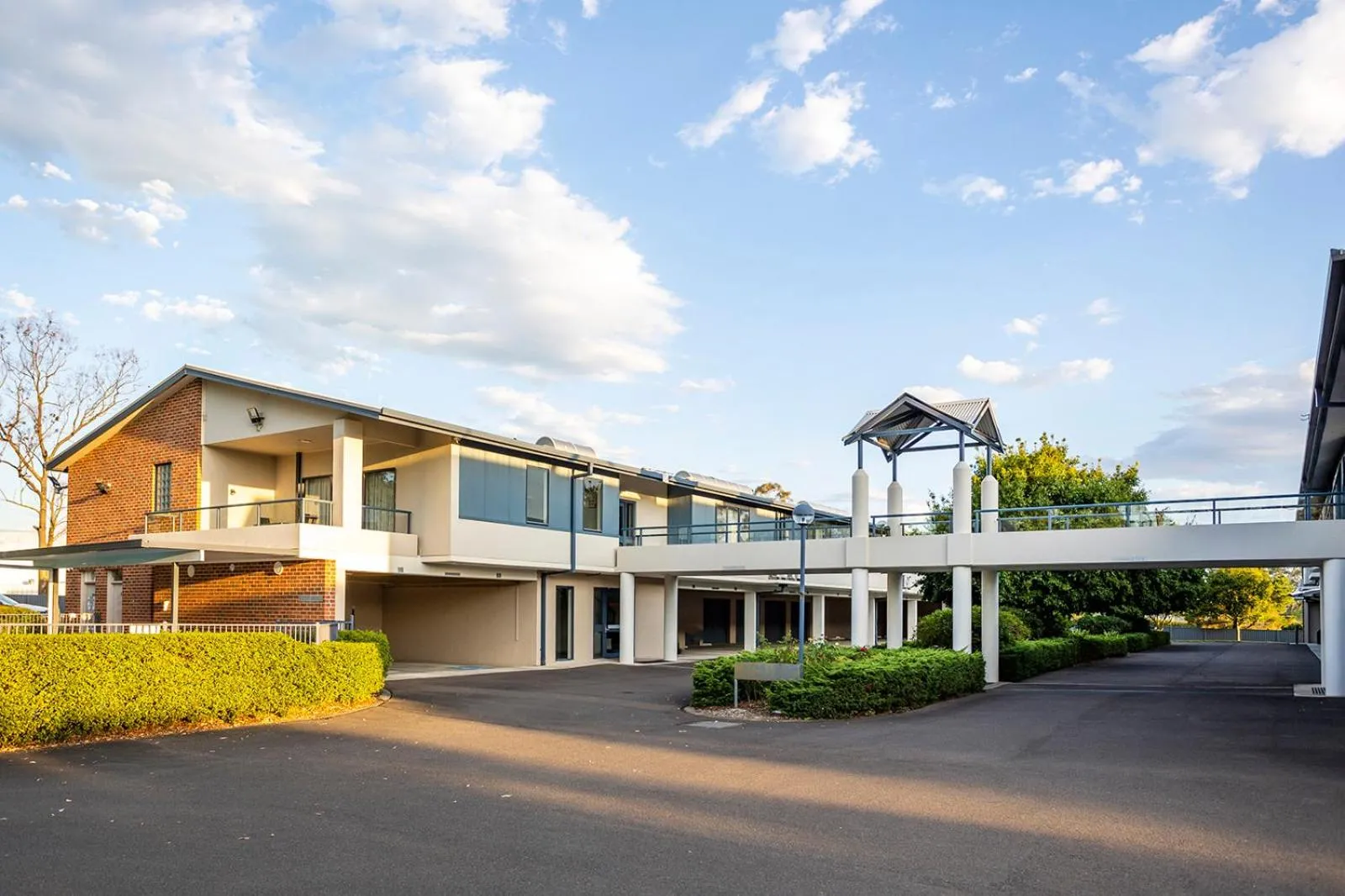 Property building in Hawkesbury Race Club Motel