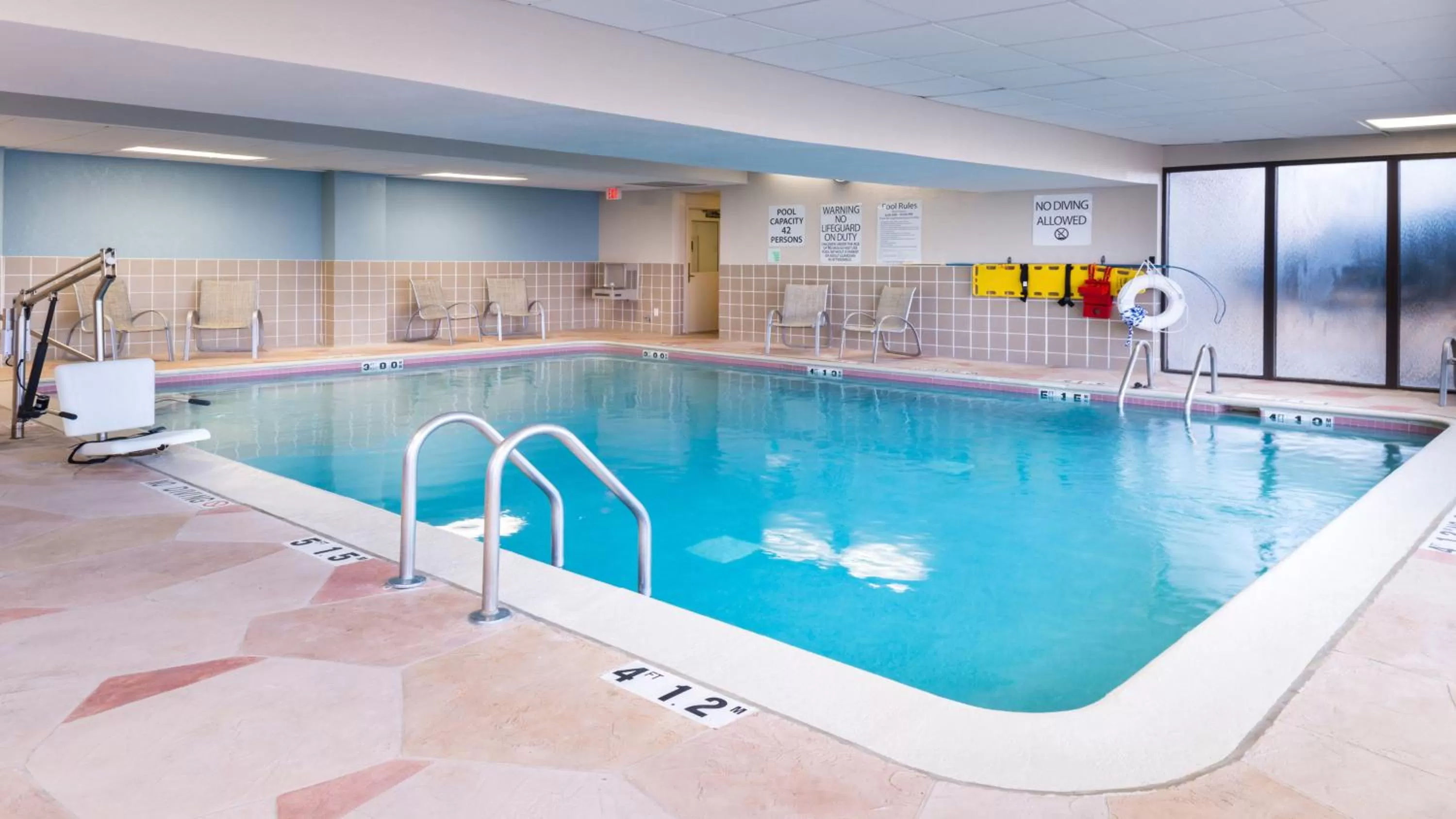 Swimming pool in Holiday Inn Hotel & Suites Warren by IHG