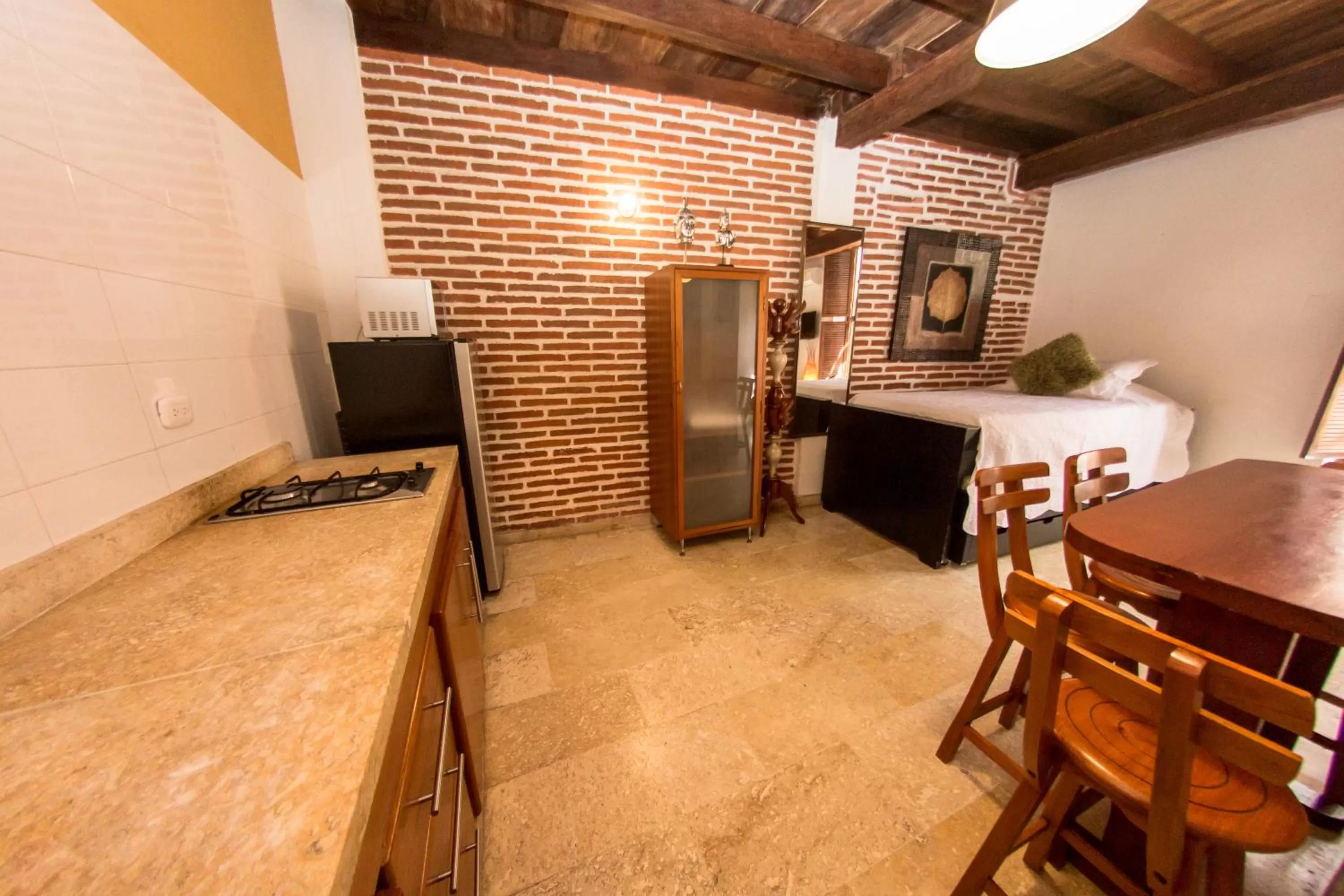 Kitchen or kitchenette, TV/Entertainment Center in Hotel Casa Gloria Boutique