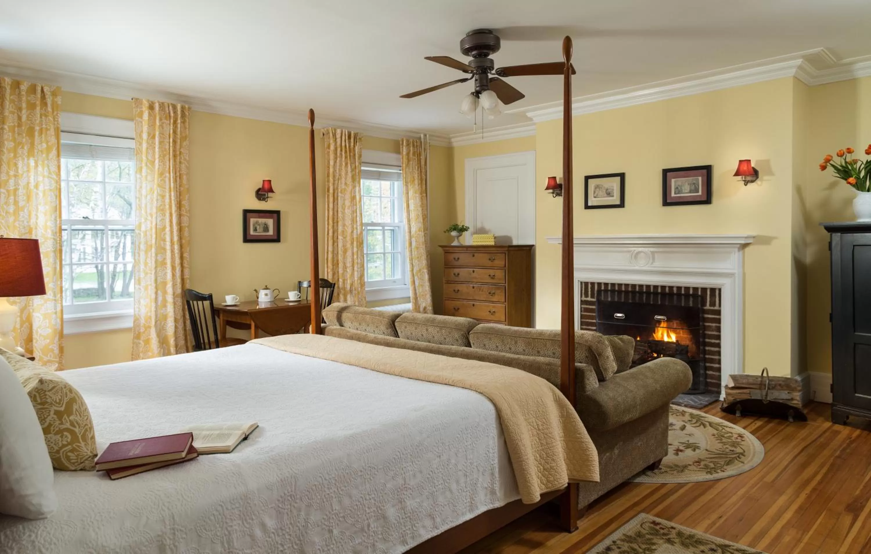 Photo of the whole room, Bed in Four Chimneys Inn