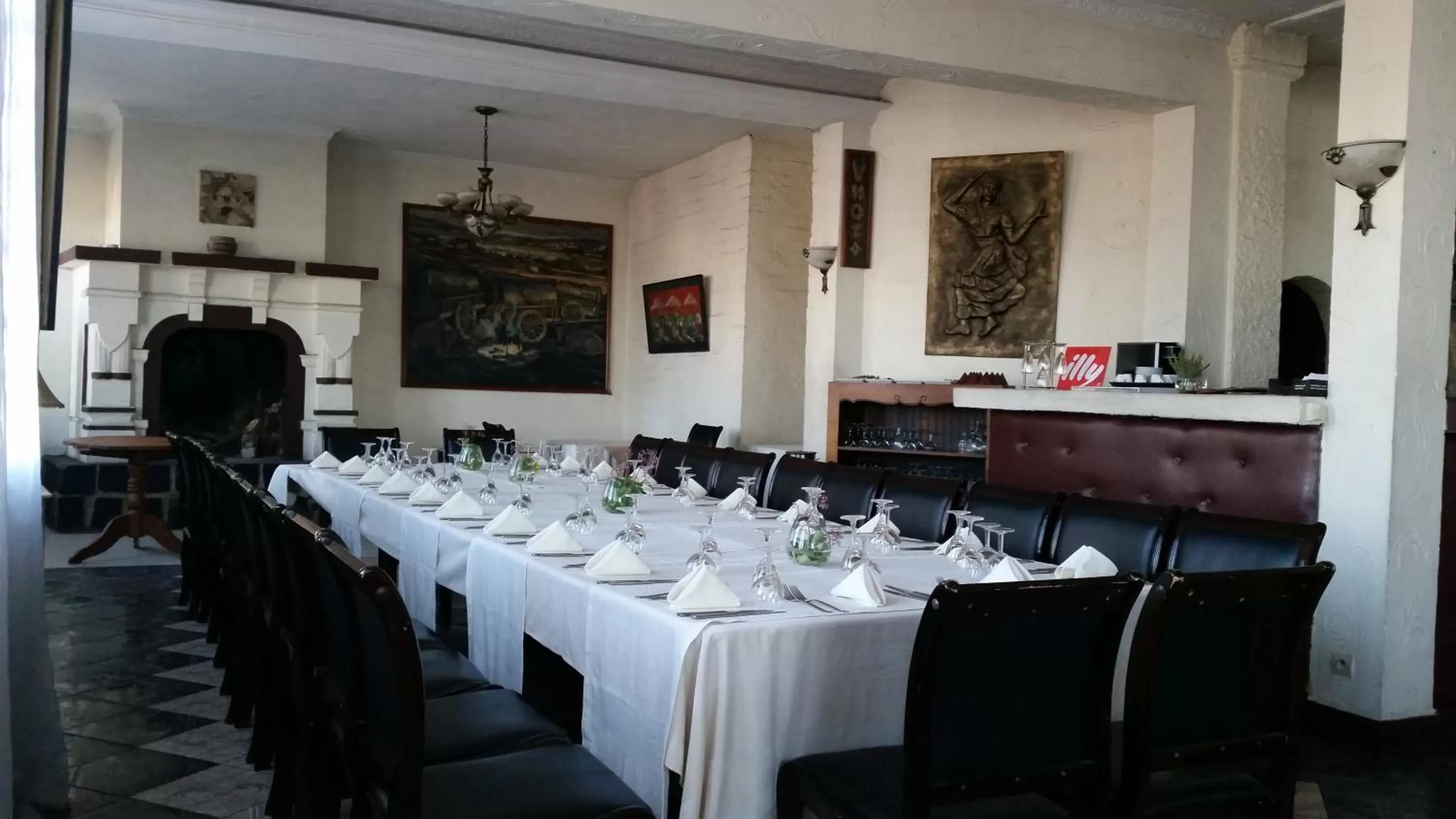 Restaurant/places to eat in Relais De La Haute Ville Tana