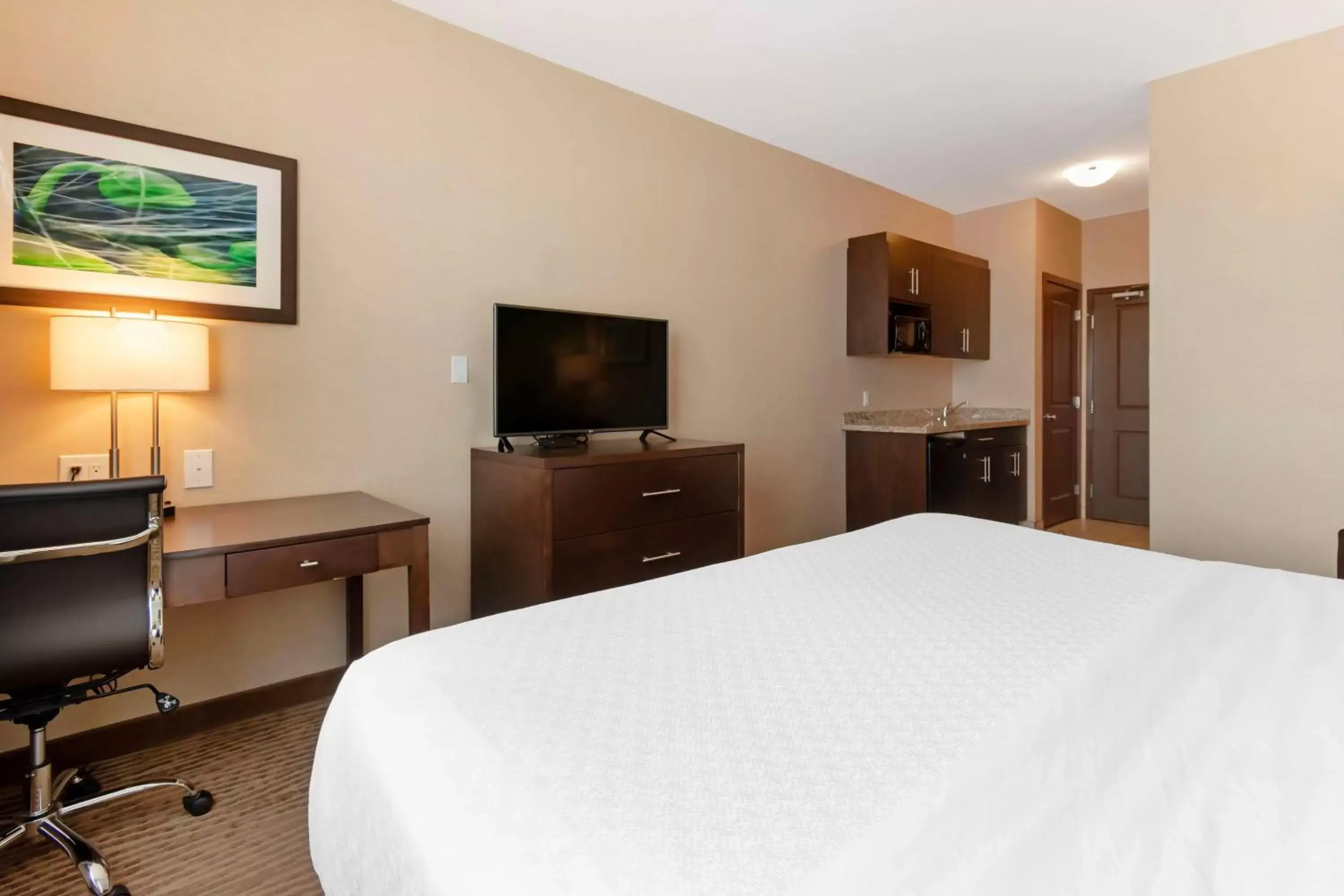 King Room with Whirlpool and Kitchenette - Non-Smoking in Best Western Plus Moosomin Hotel King Room with Whirlpool and Kitchenette - Non-Smoking in Best Western Plus Moosomin Hotel