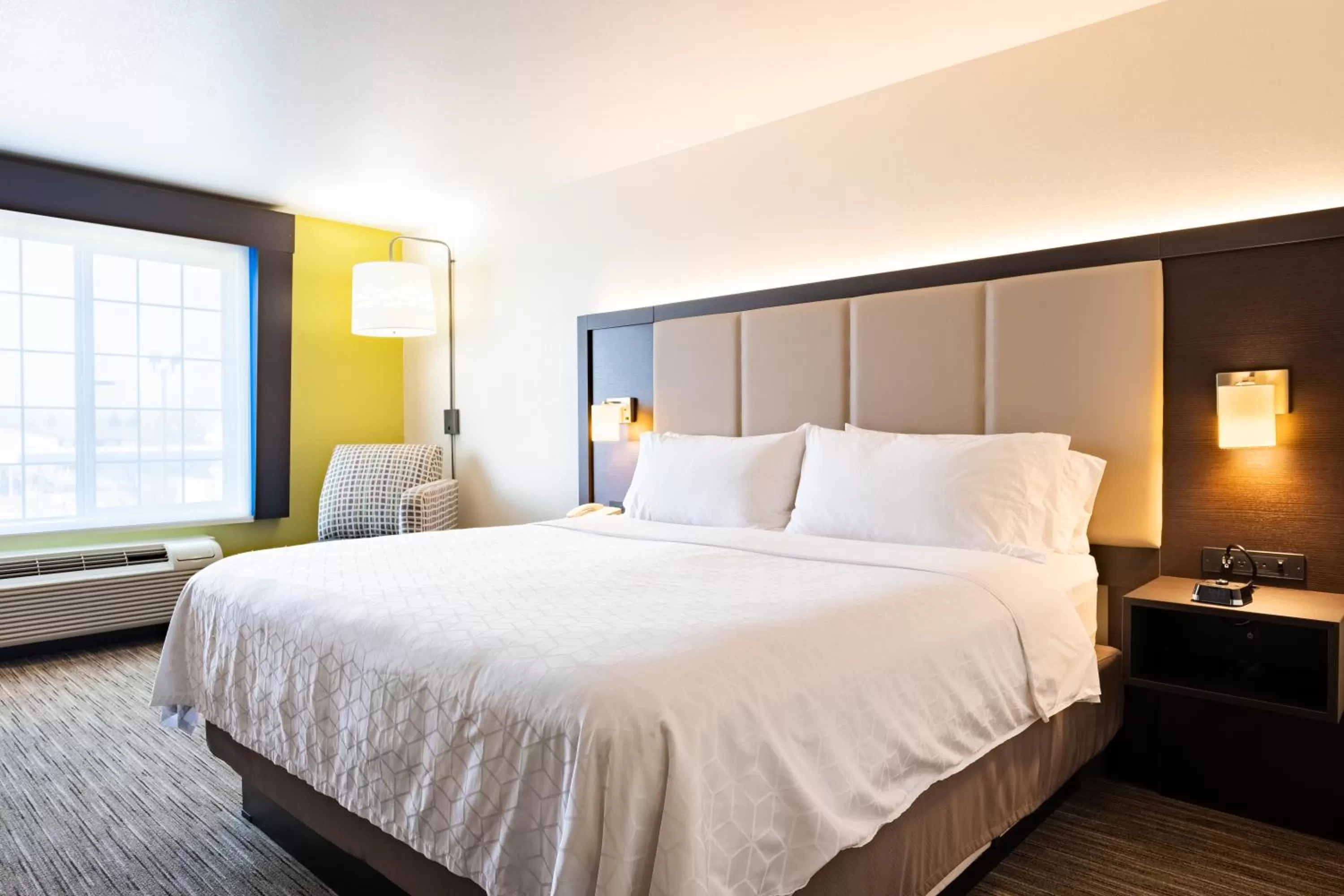 Bed in Holiday Inn Express Hotel & Suites Evanston by IHG