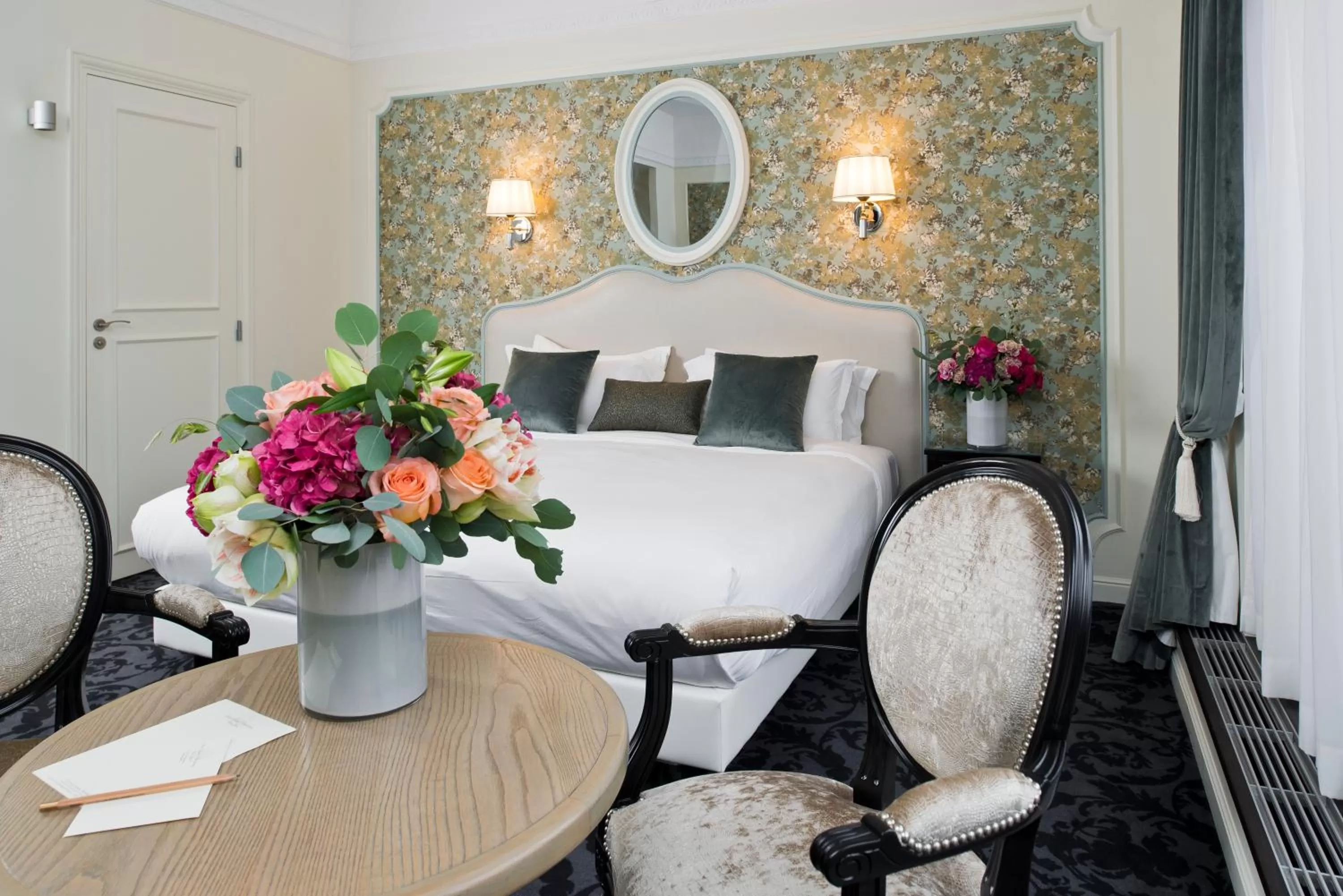 Seating area, Bed in Hôtel Saint-Pétersbourg Opéra & Spa