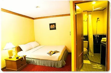 Photo of the whole room, Bed in Wall Street Inn, Bangkok