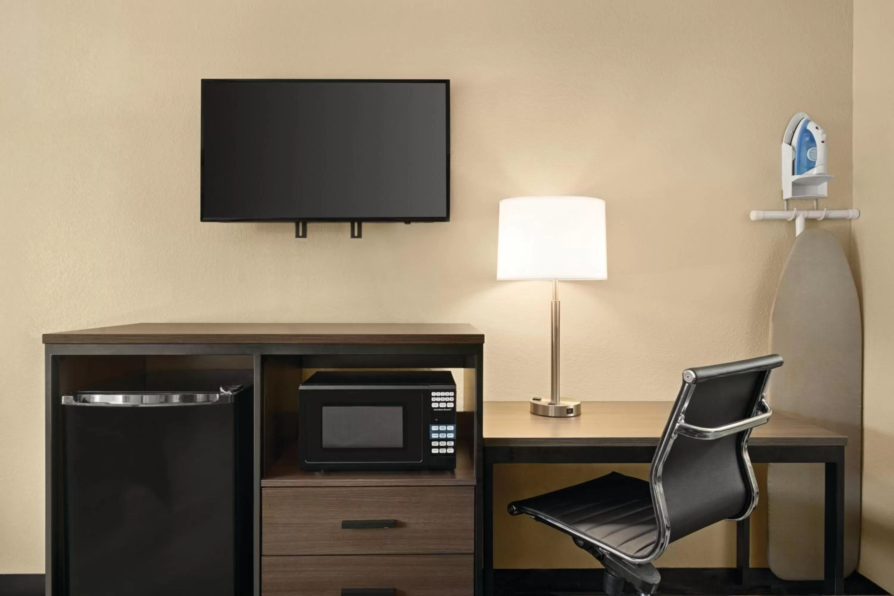 TV and multimedia in Super 8 by Wyndham Gulfport Airport NW Near Biloxi