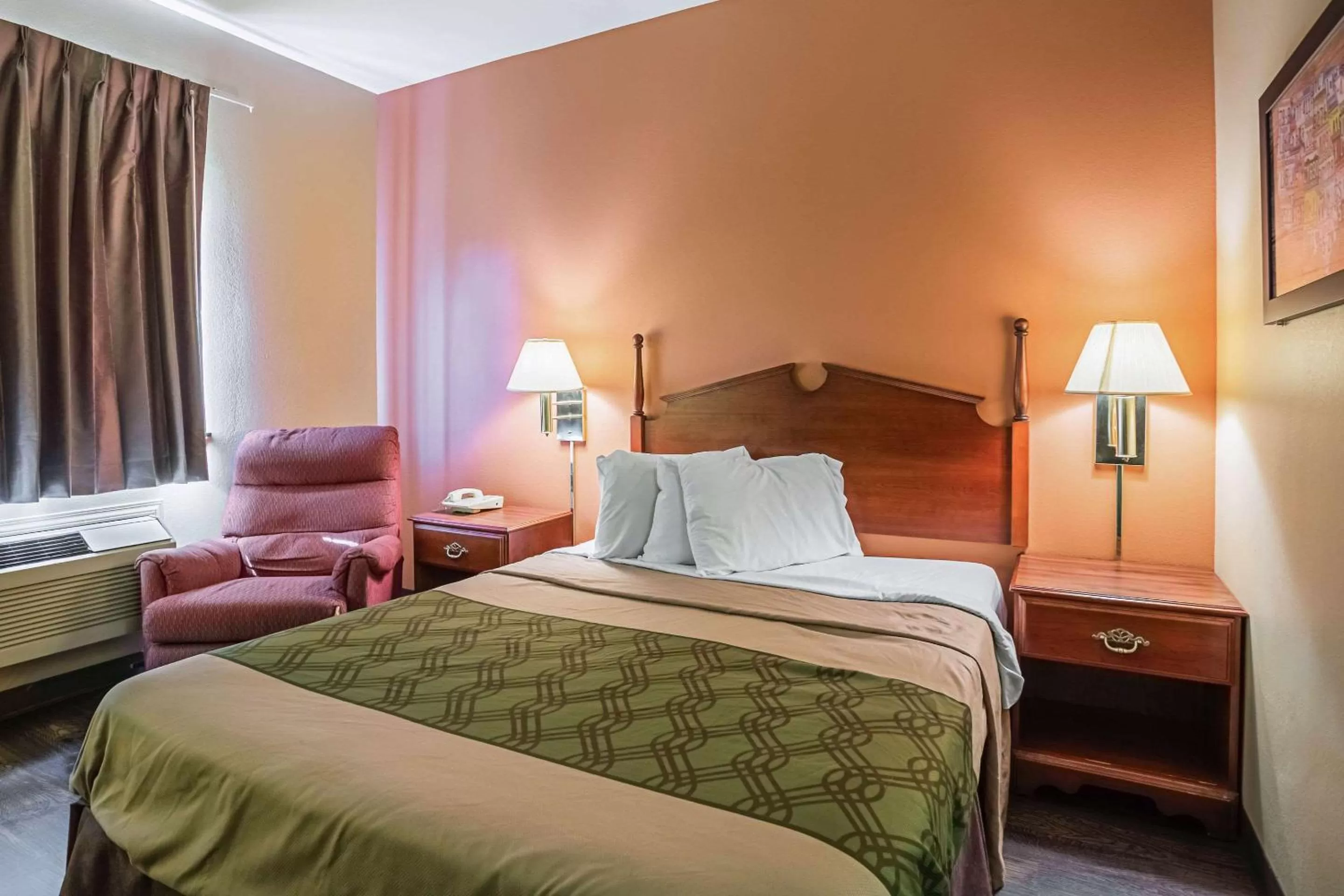 Photo of the whole room, Bed in Econo Lodge Inn & Suites