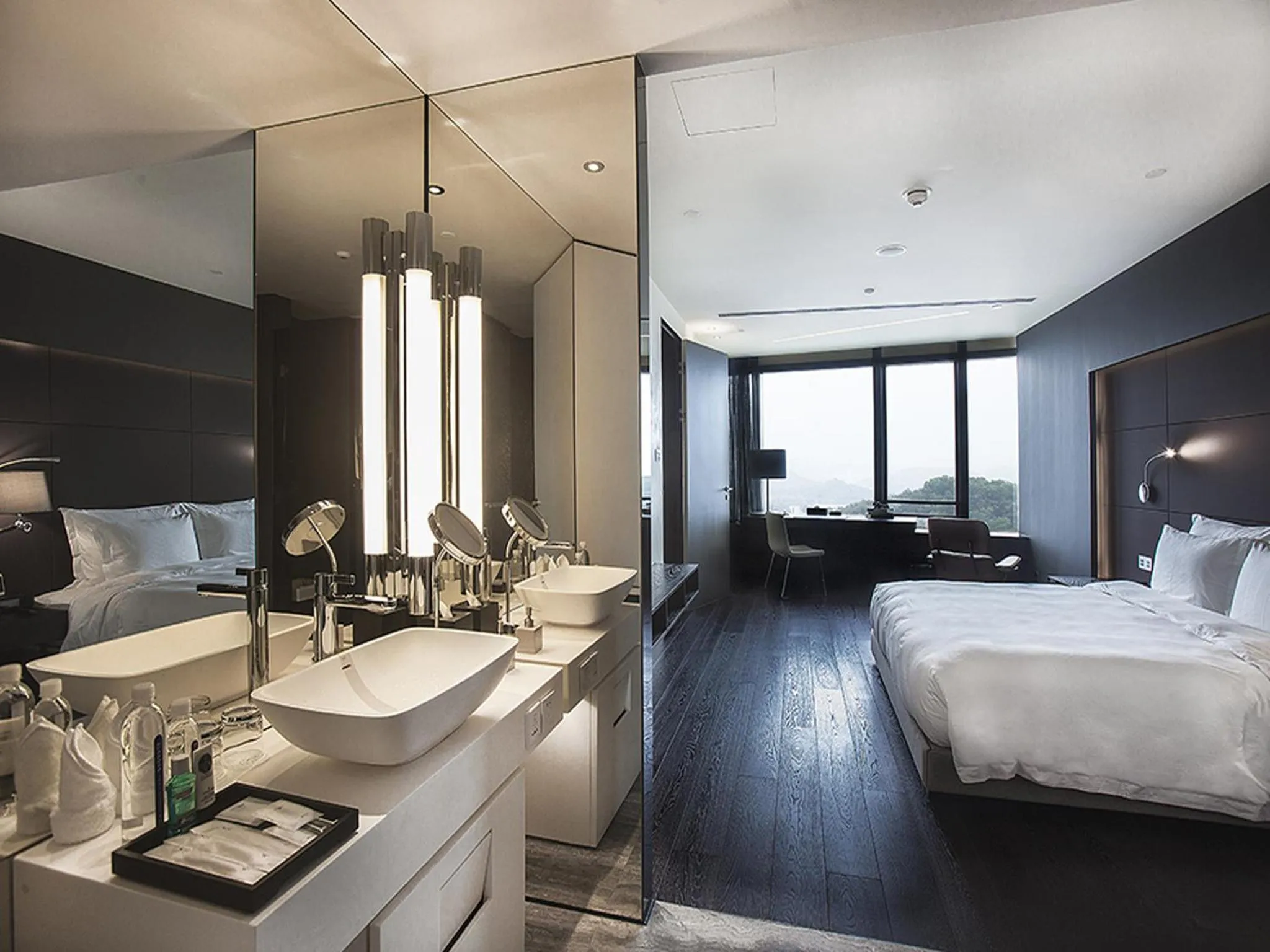 Bathroom, Bed in Shenzhen O Hotel