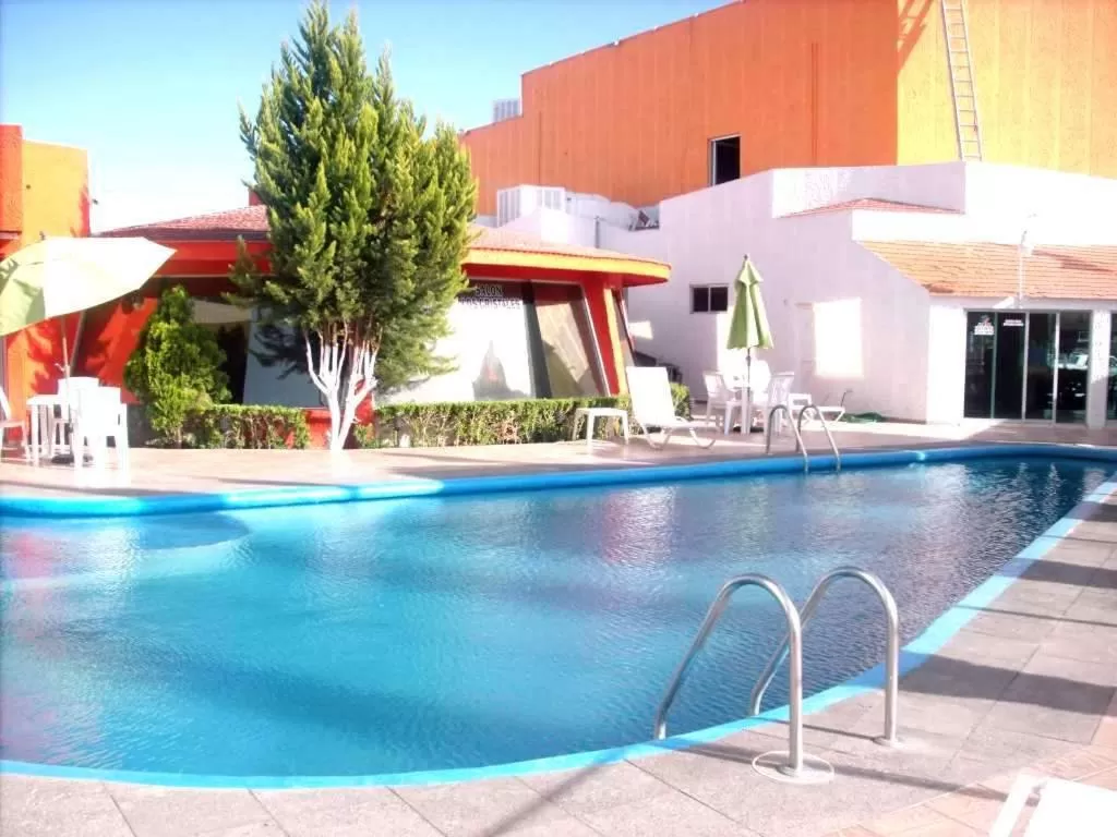 Swimming pool in Leo Hotel
