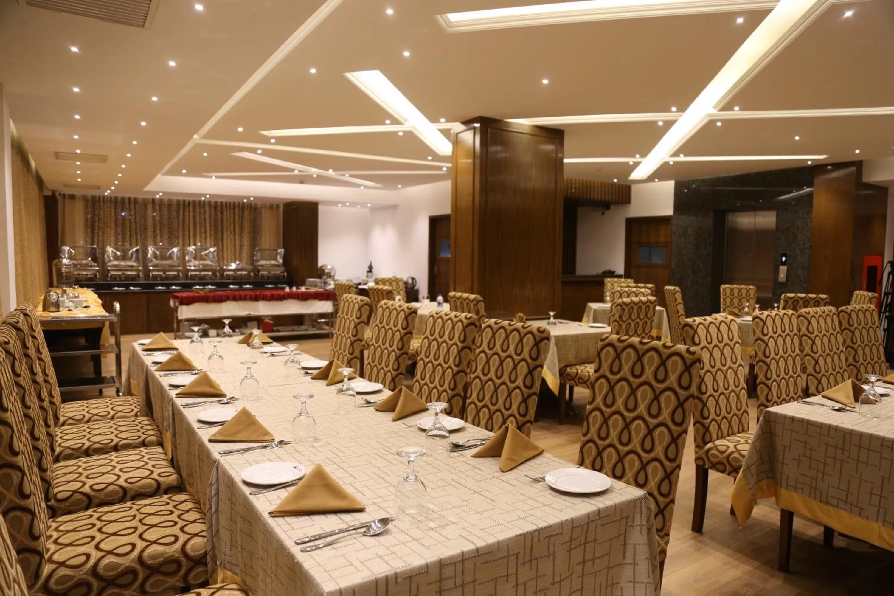 Restaurant/places to eat in Marino Royal Hotel