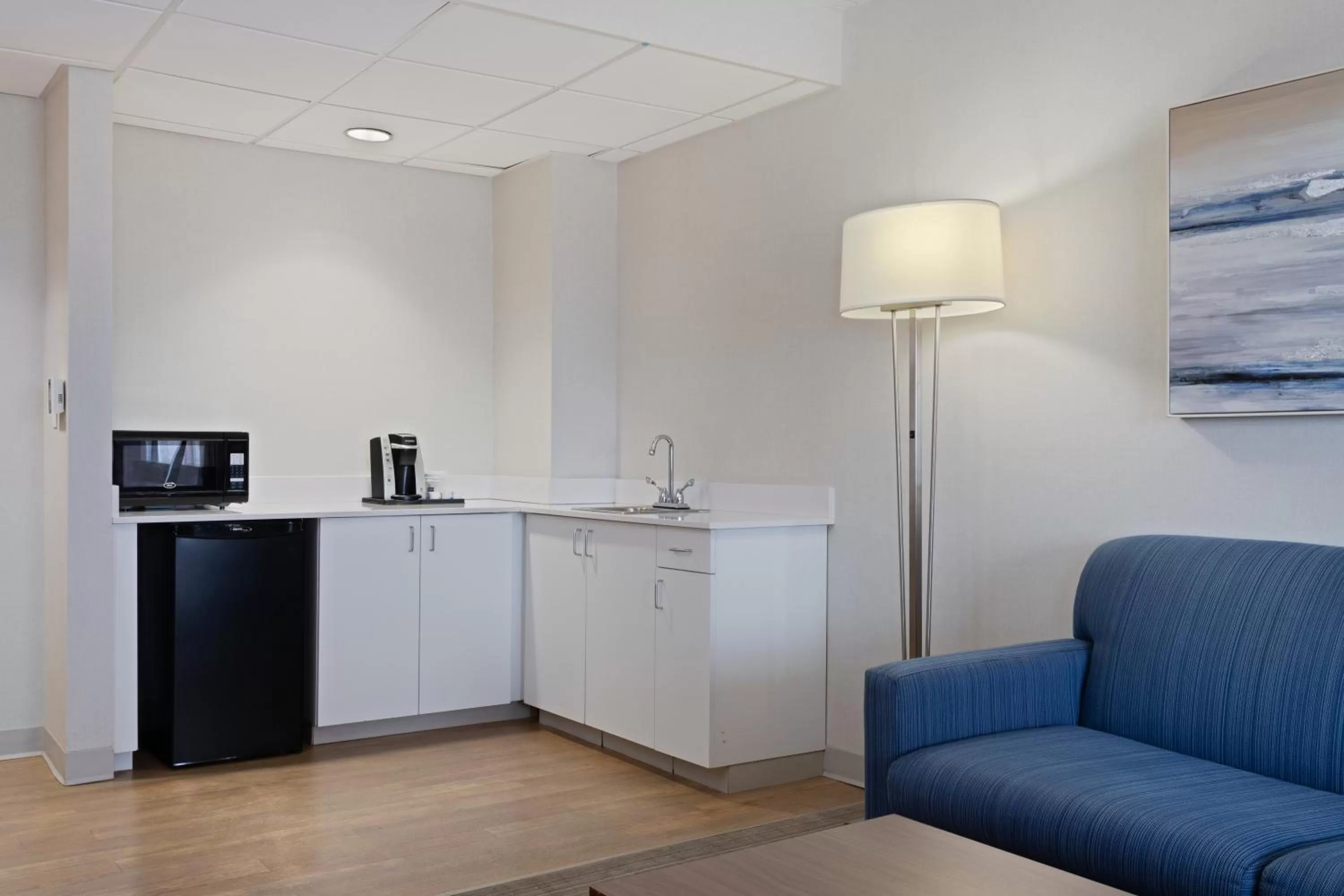 Kitchen or kitchenette in Holiday Inn Express Hauppauge-Long Island by IHG