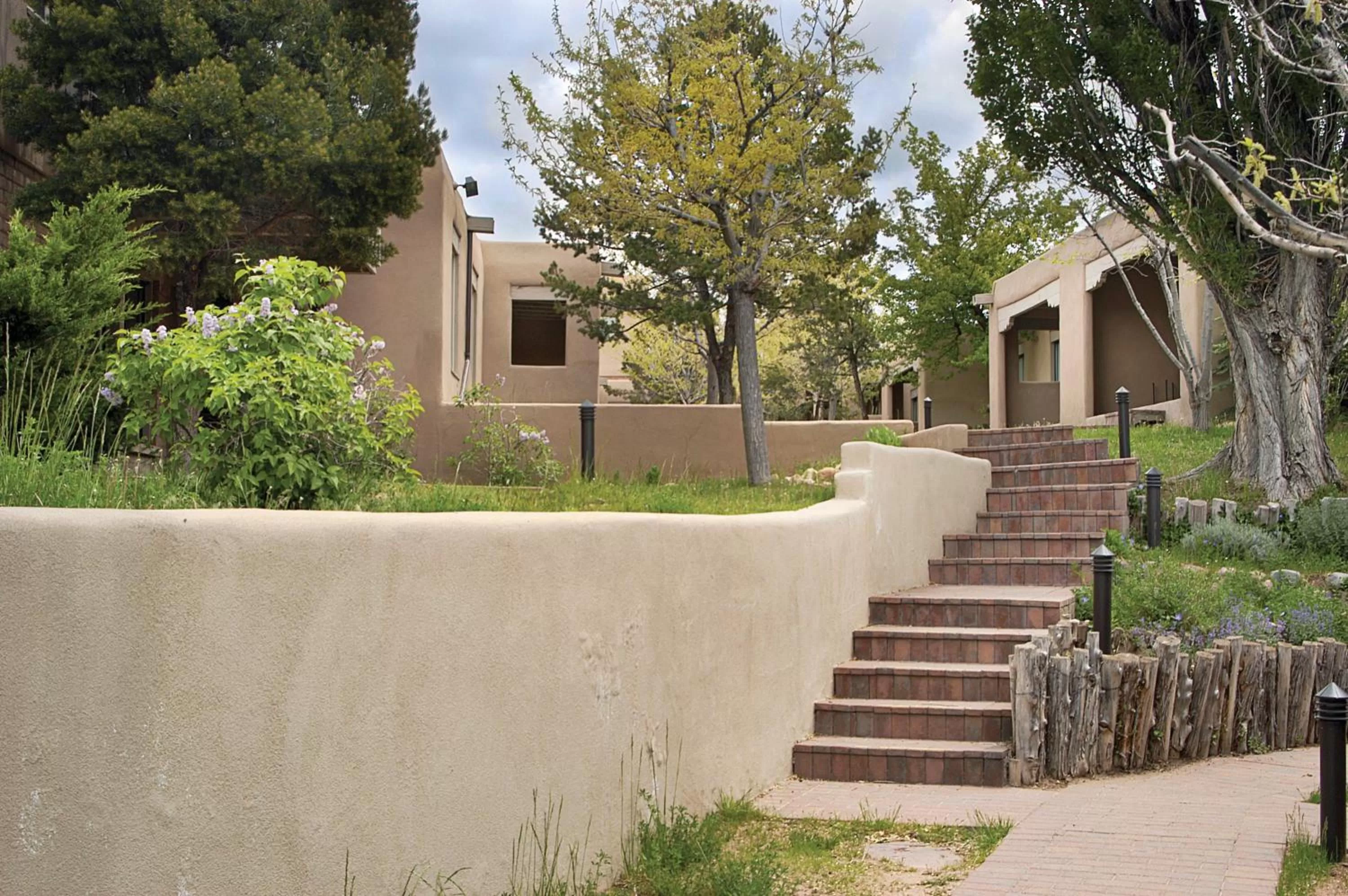 Facade/entrance in Fort Marcy Suites by All Seasons Resort Lodging