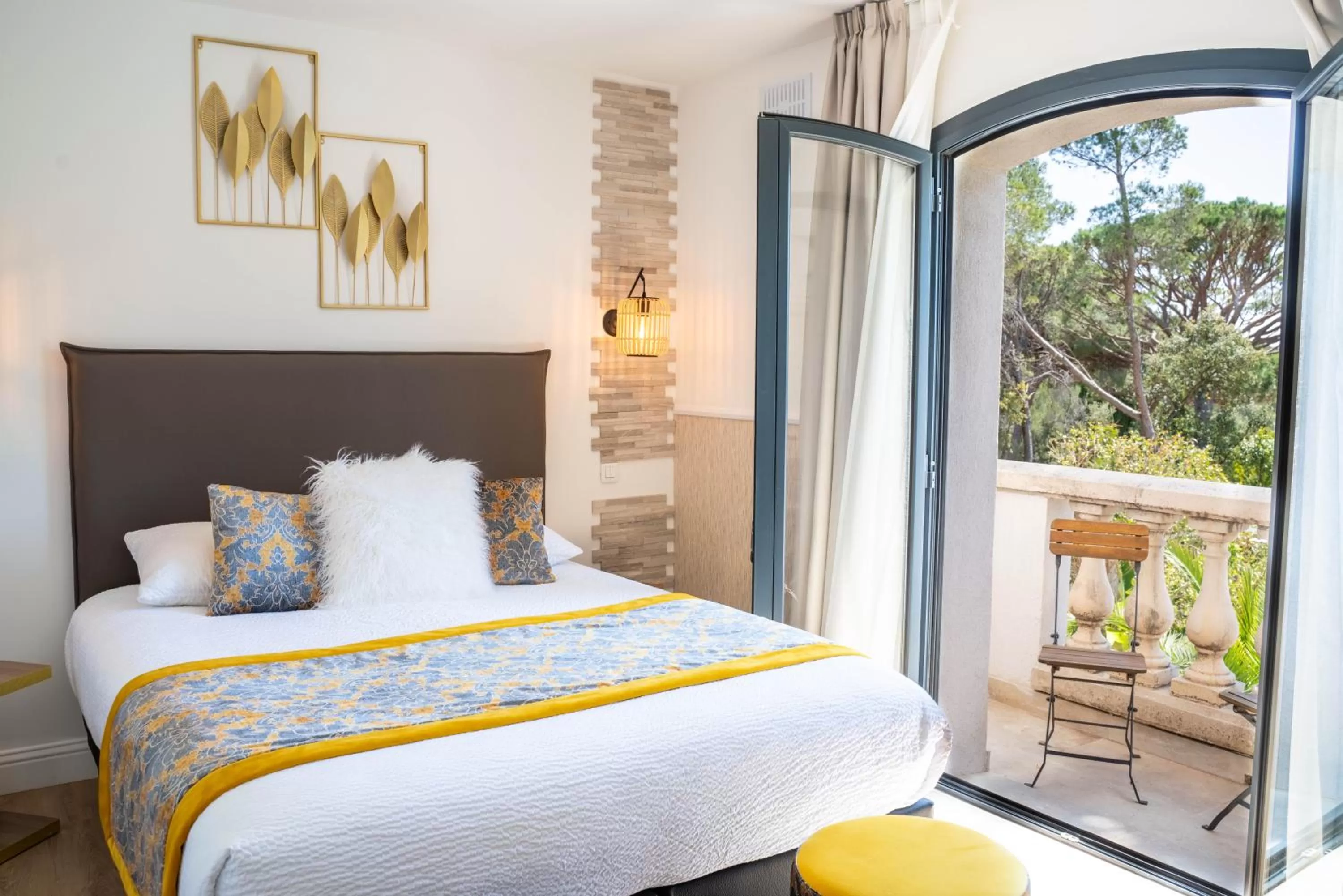 Photo of the whole room, Bed in Le Confidentiel Hôtel & SPA