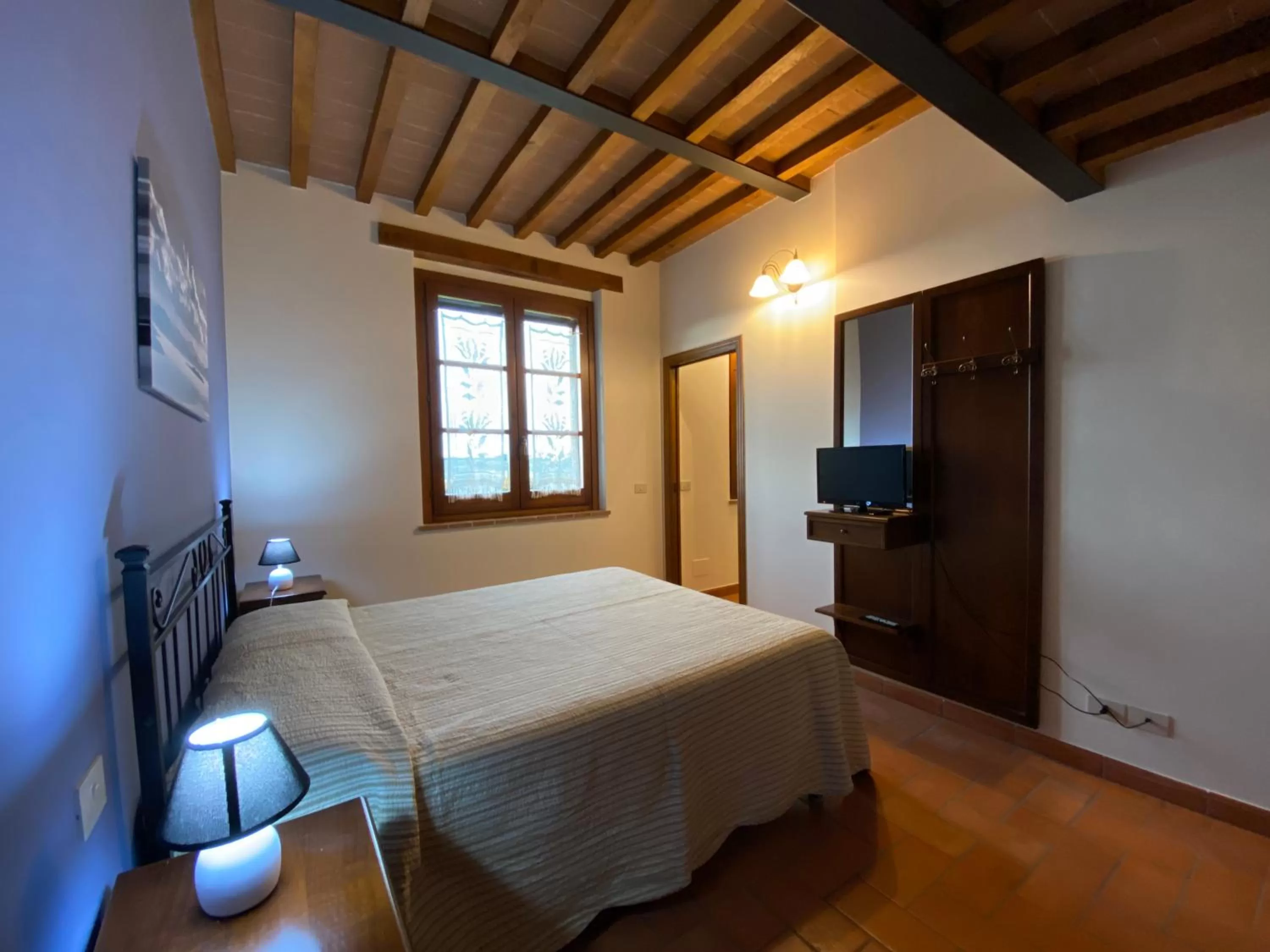 Photo of the whole room, Bed in Tenuta Badia '99