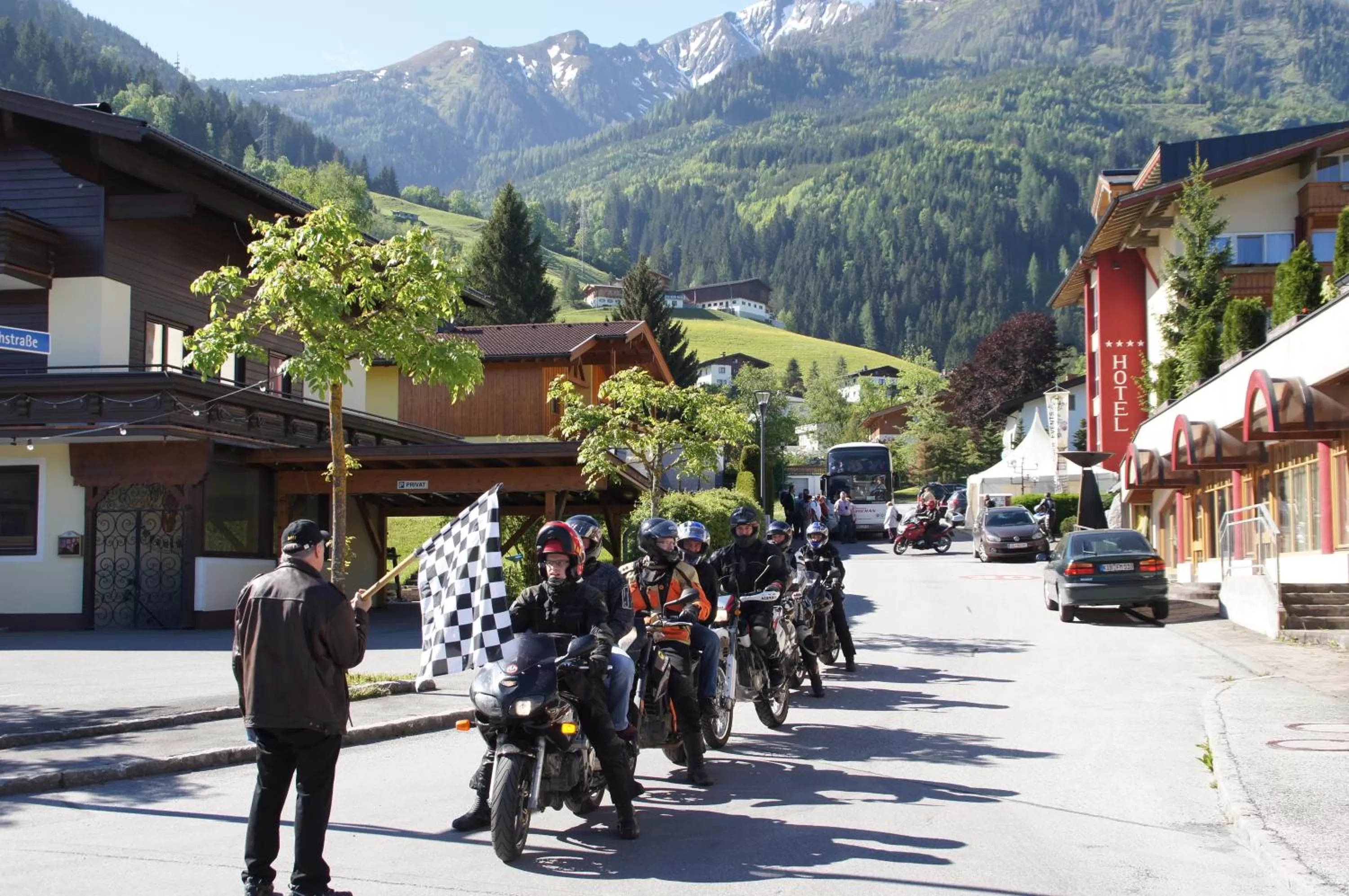 Facade/entrance in VÖTTER'S HOTEL in Kaprun am Kitzsteinhorn - Skibus direkt