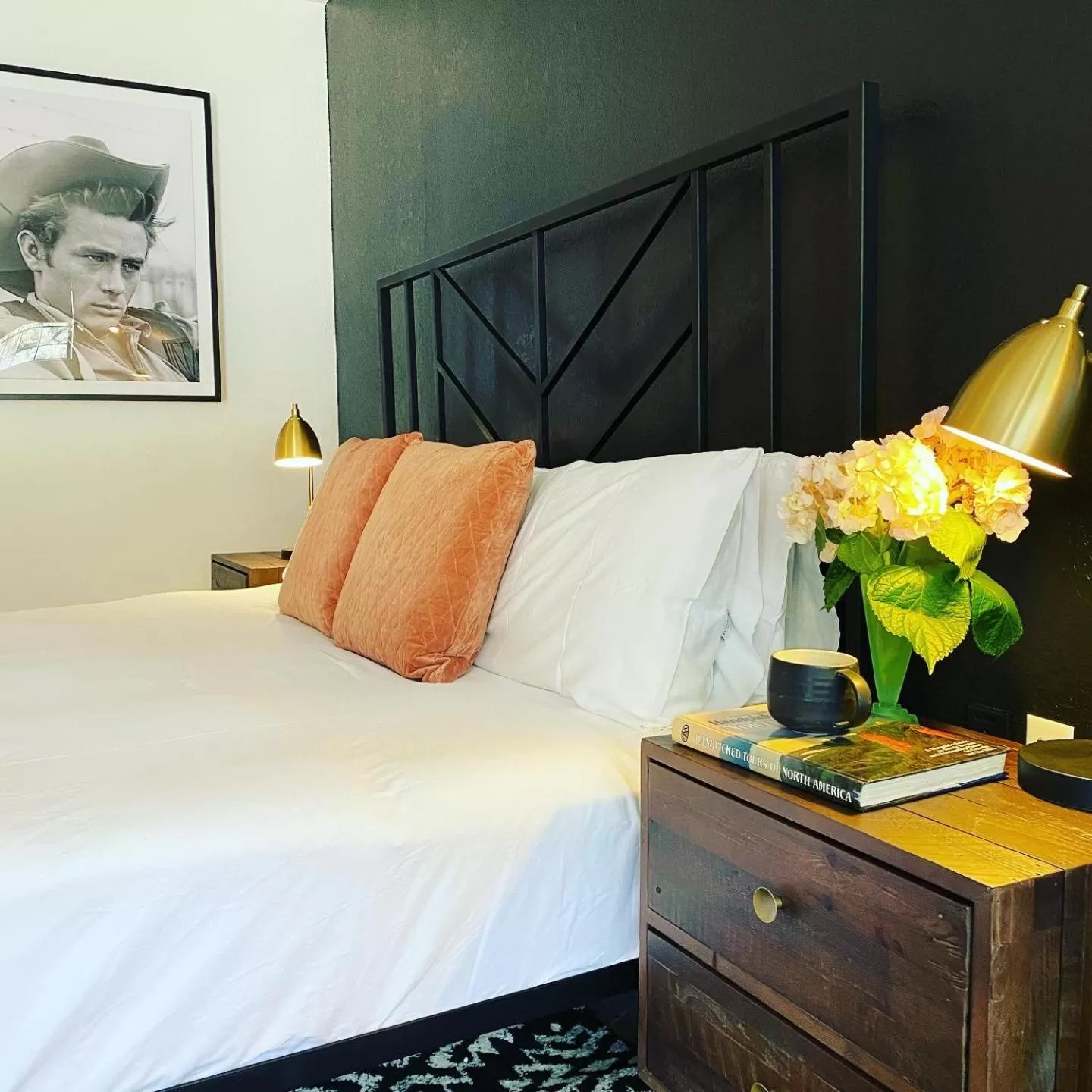 Bedroom, Bed in Wimberley Inn & bar