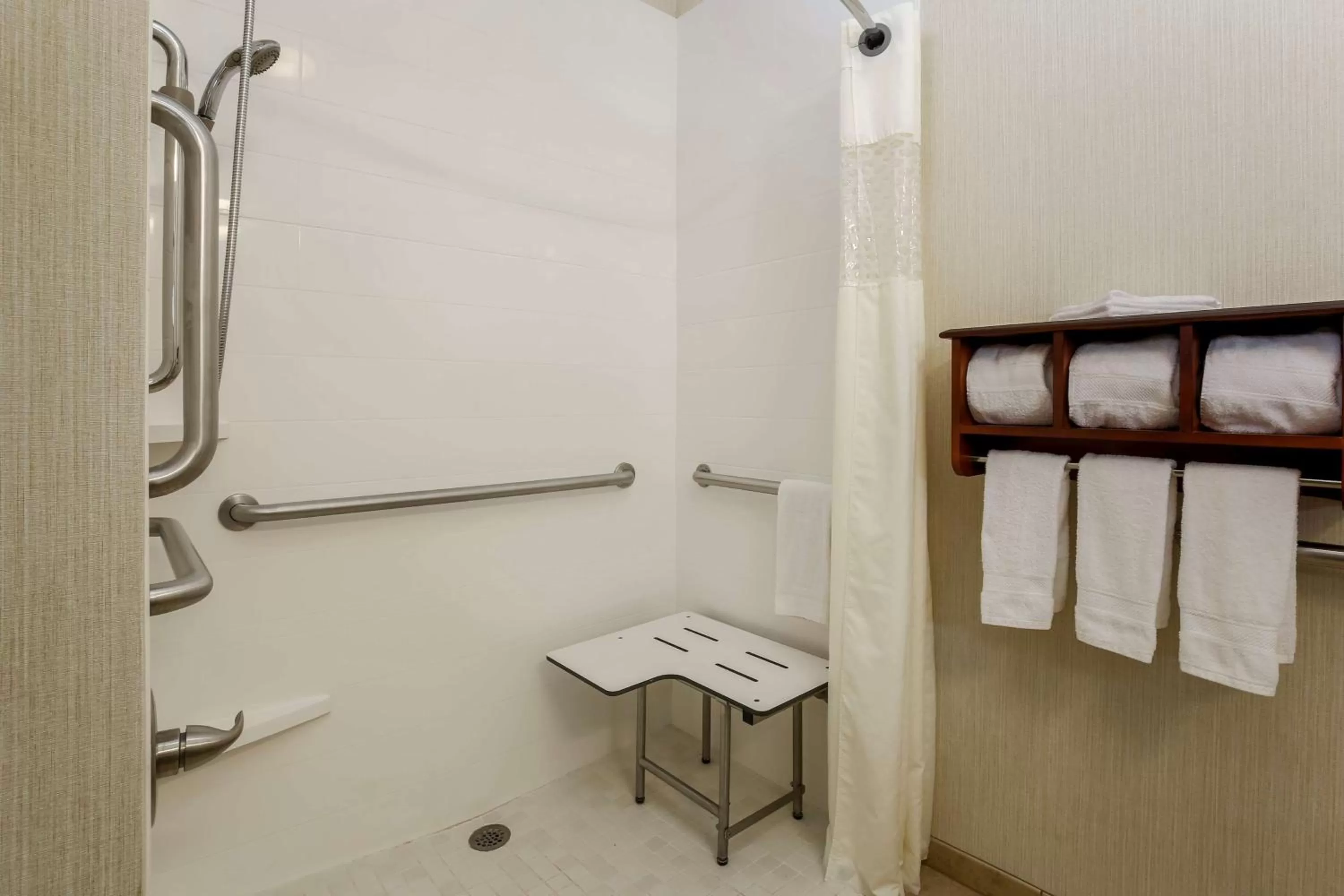 Bathroom in Hampton Inn Dayton/Fairborn