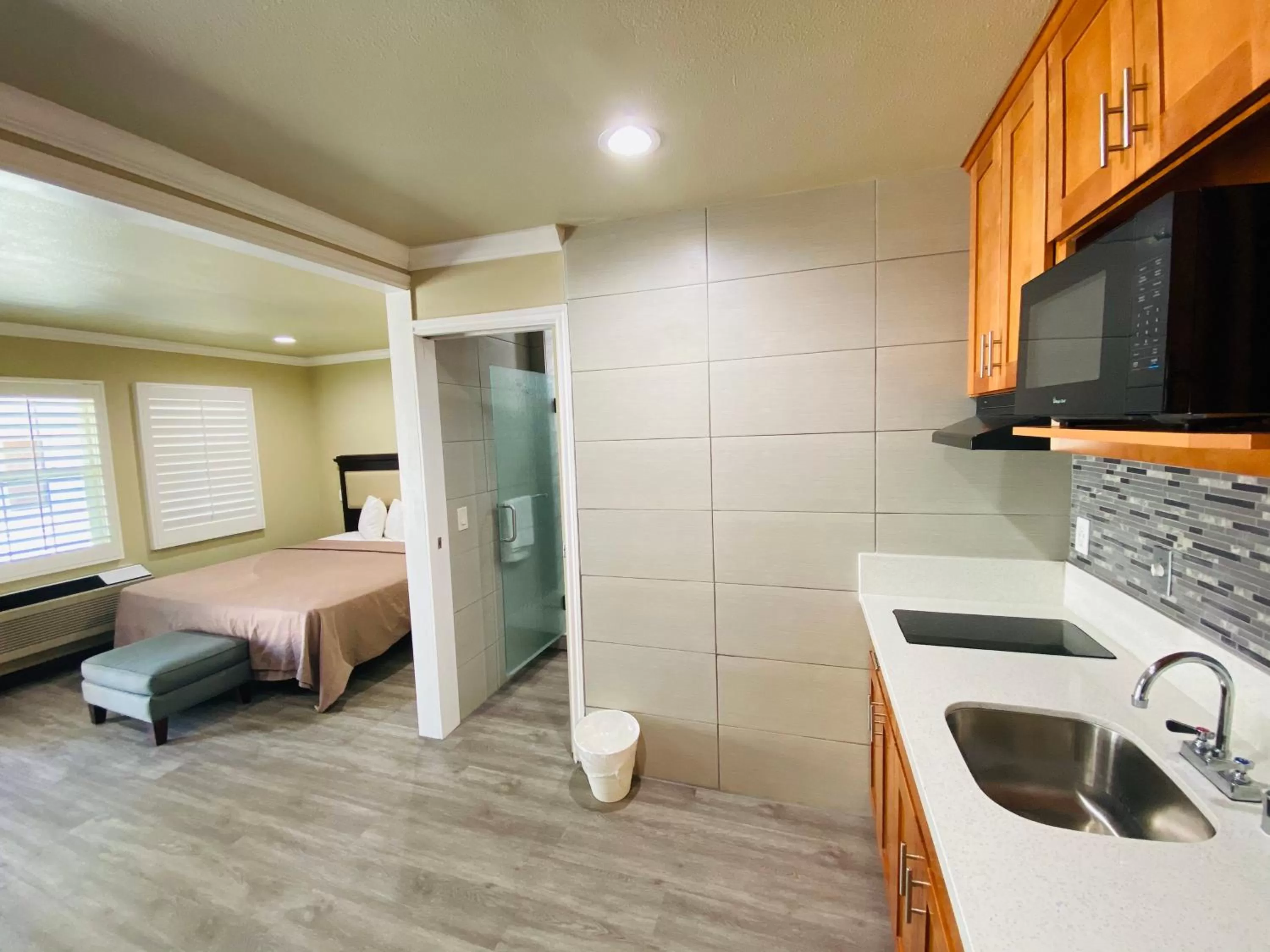 Bed in Le Blanc Inn & Suites