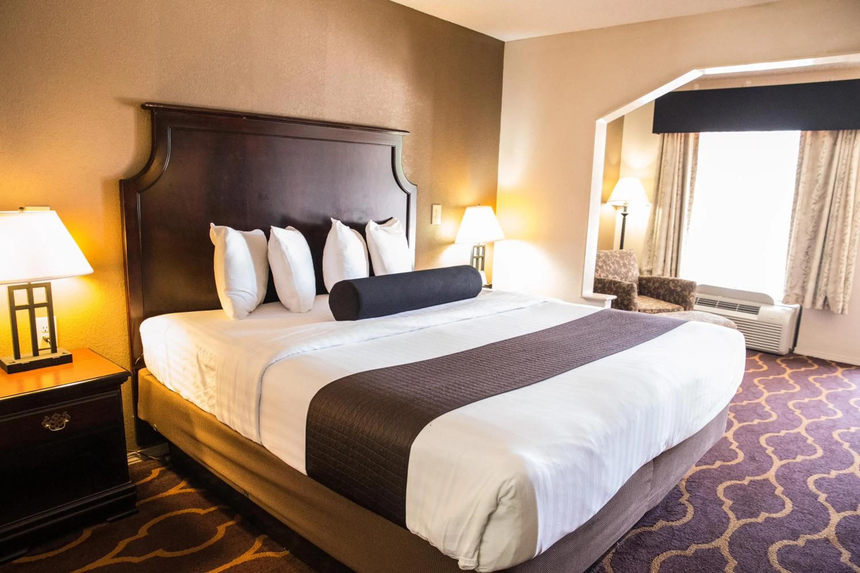 Bed in Mockingbird Inn & Suites