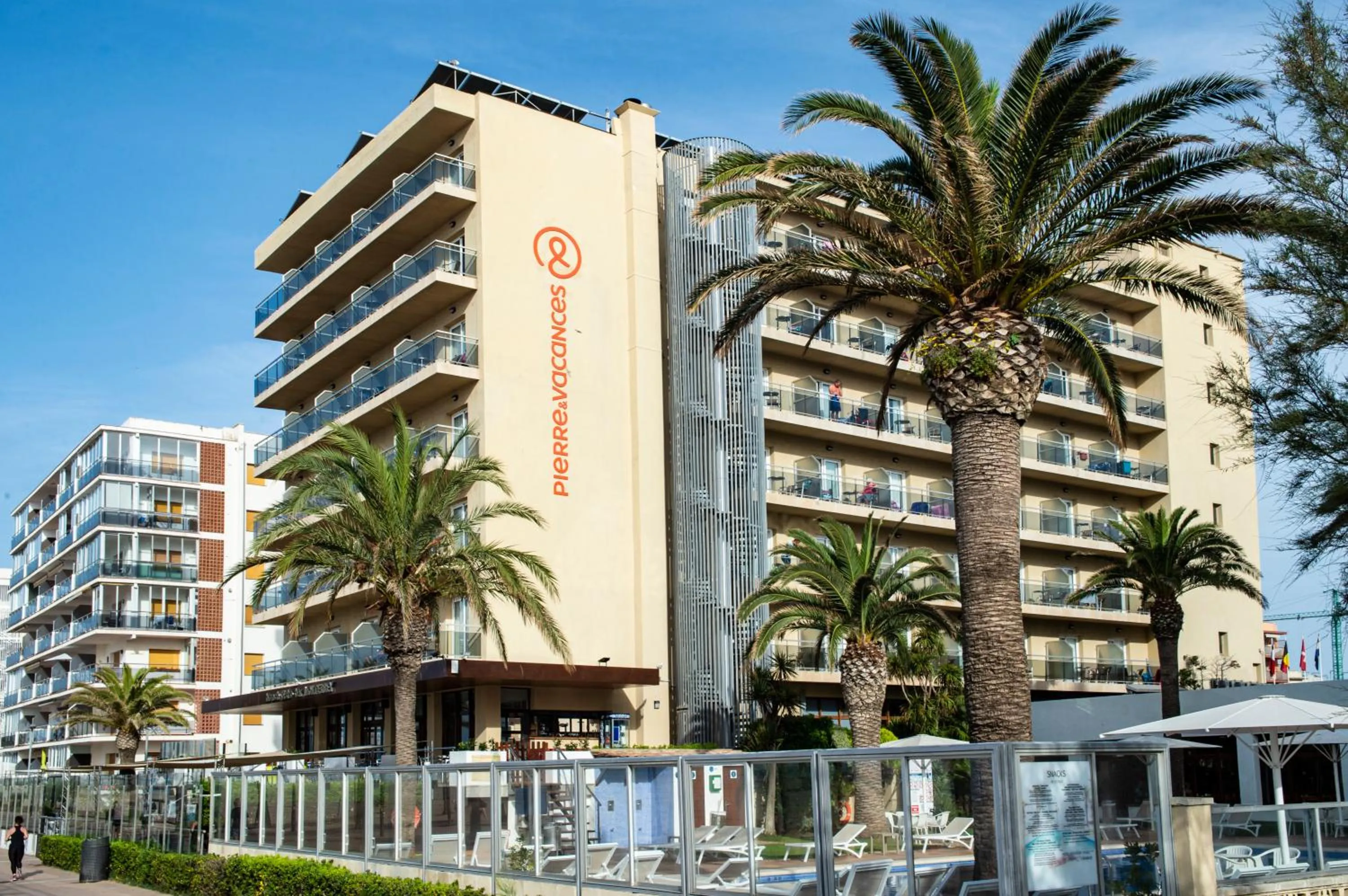 Facade/entrance in Hotel Monterrey Roses by Pierre & Vacances