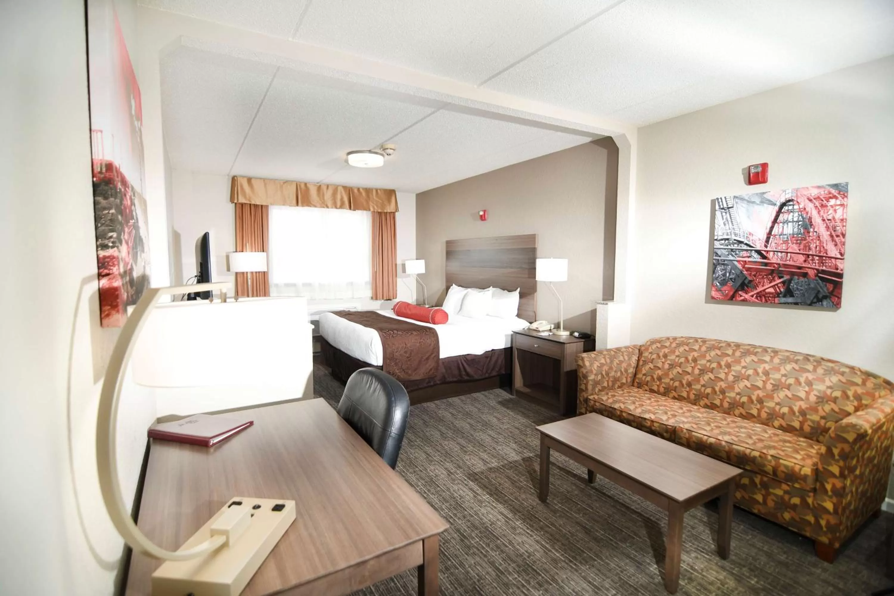 Photo of the whole room, Bed in Best Western Plus Sandusky Hotel & Suites