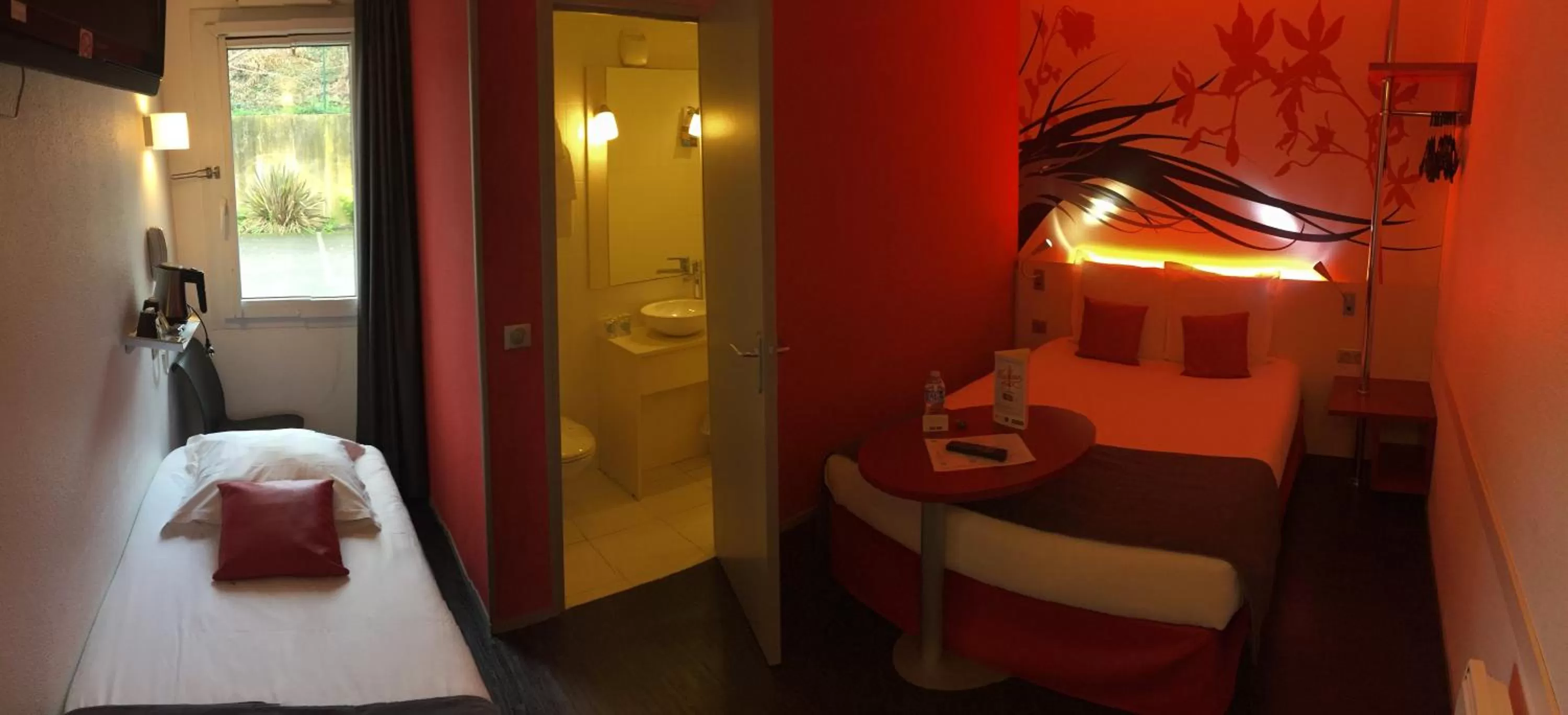 Bathroom, Bed in Kyriad Quimper Sud