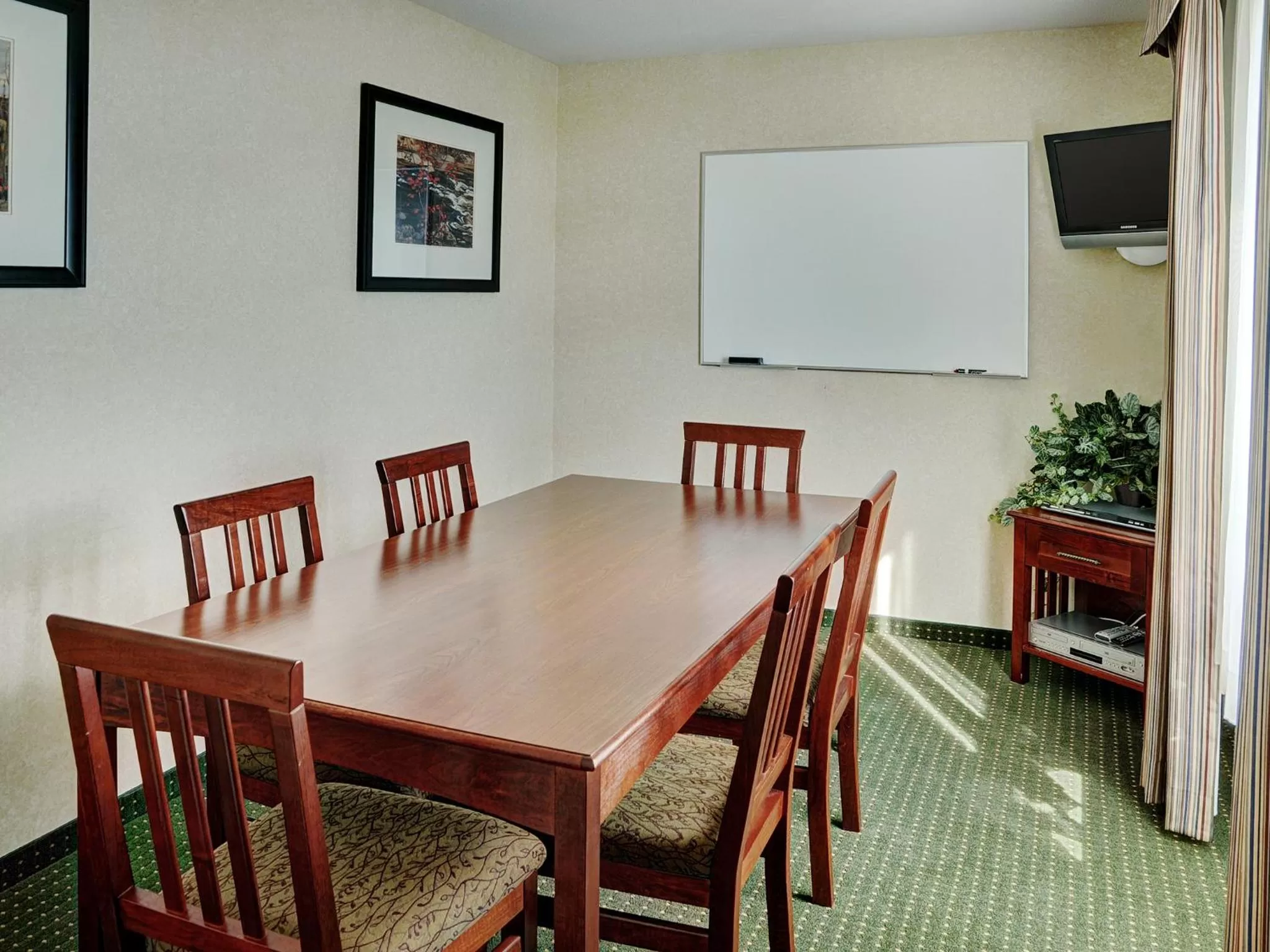 Dining area in Lakeview Inns & Suites - Slave Lake