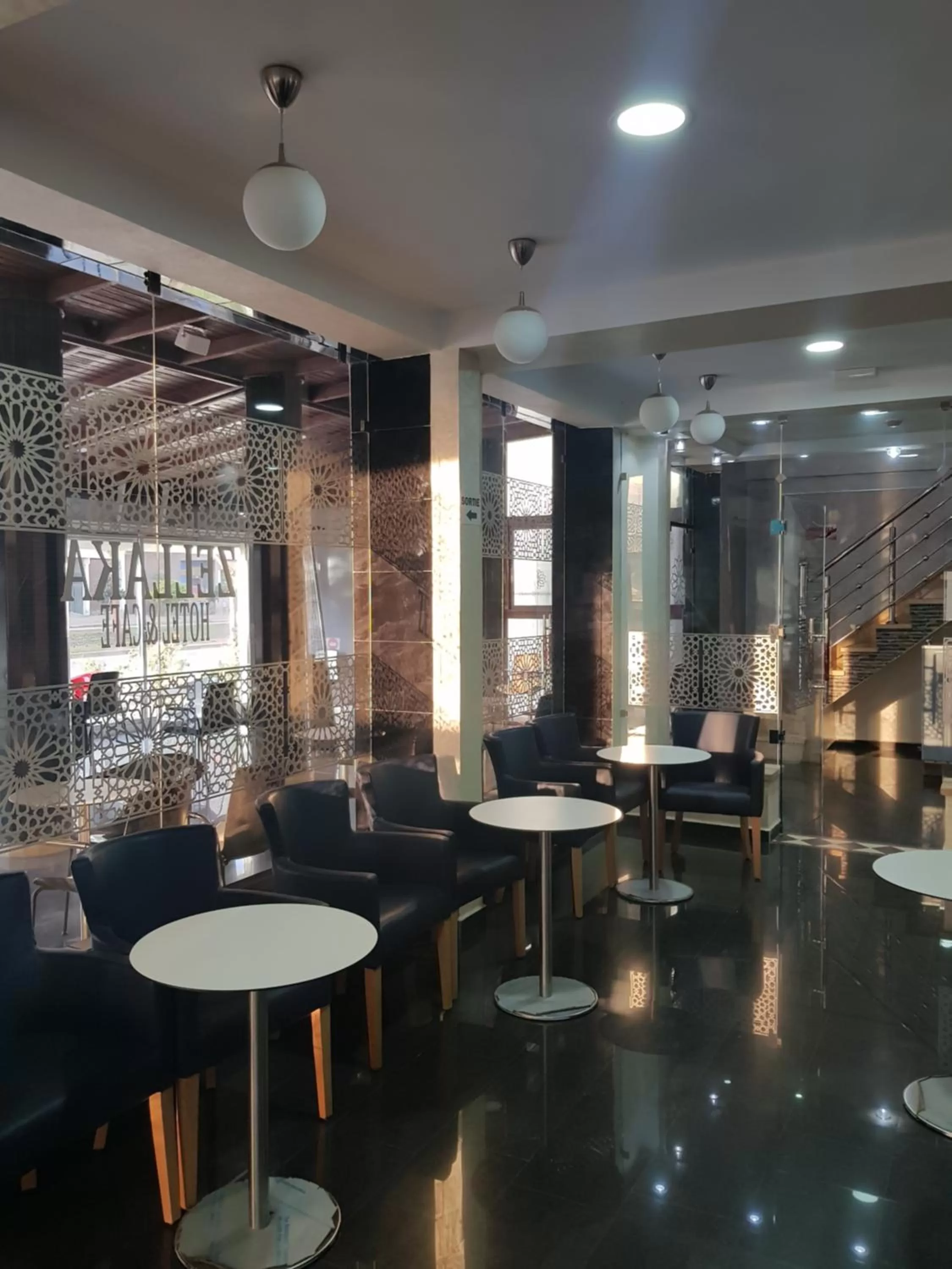 ZELLAKA hôtel & café