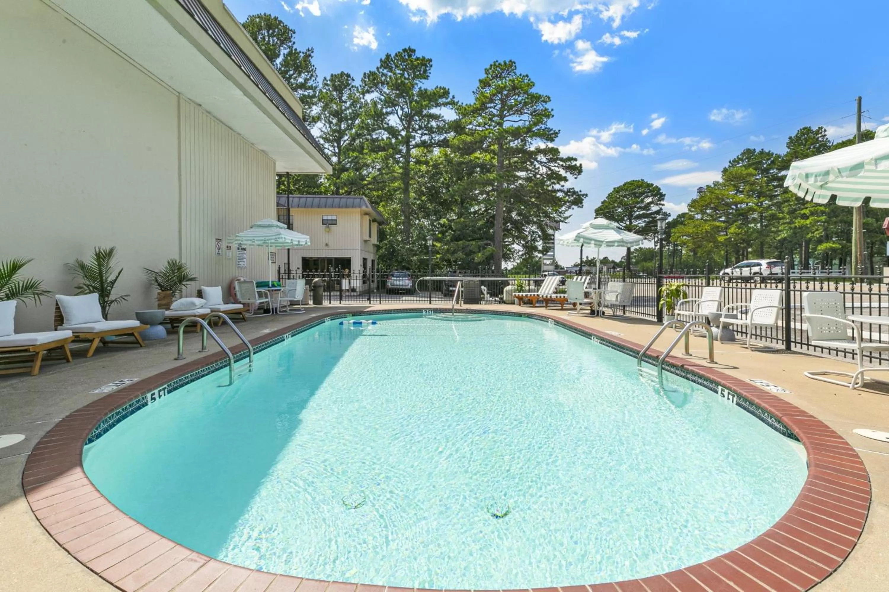 Swimming pool in Candlewick Inn and Suites
