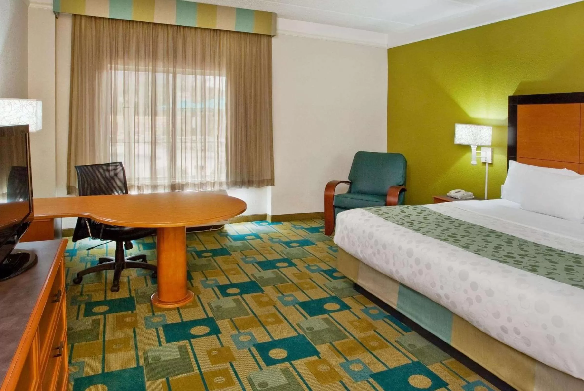 Photo of the whole room, Bed in La Quinta by Wyndham Greenville Haywood