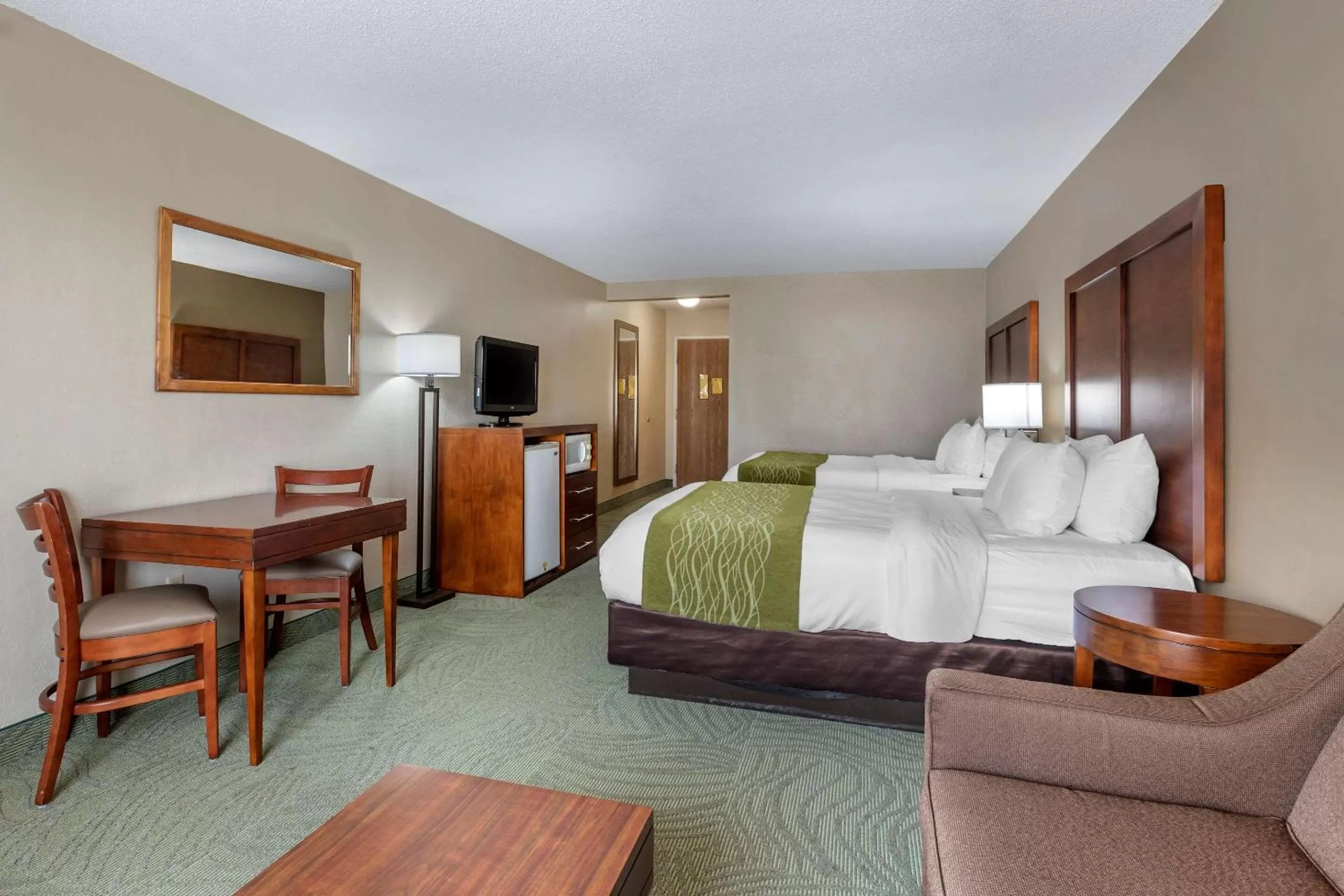 Photo of the whole room, Bed in Comfort Inn Muscatine near Hwy 61