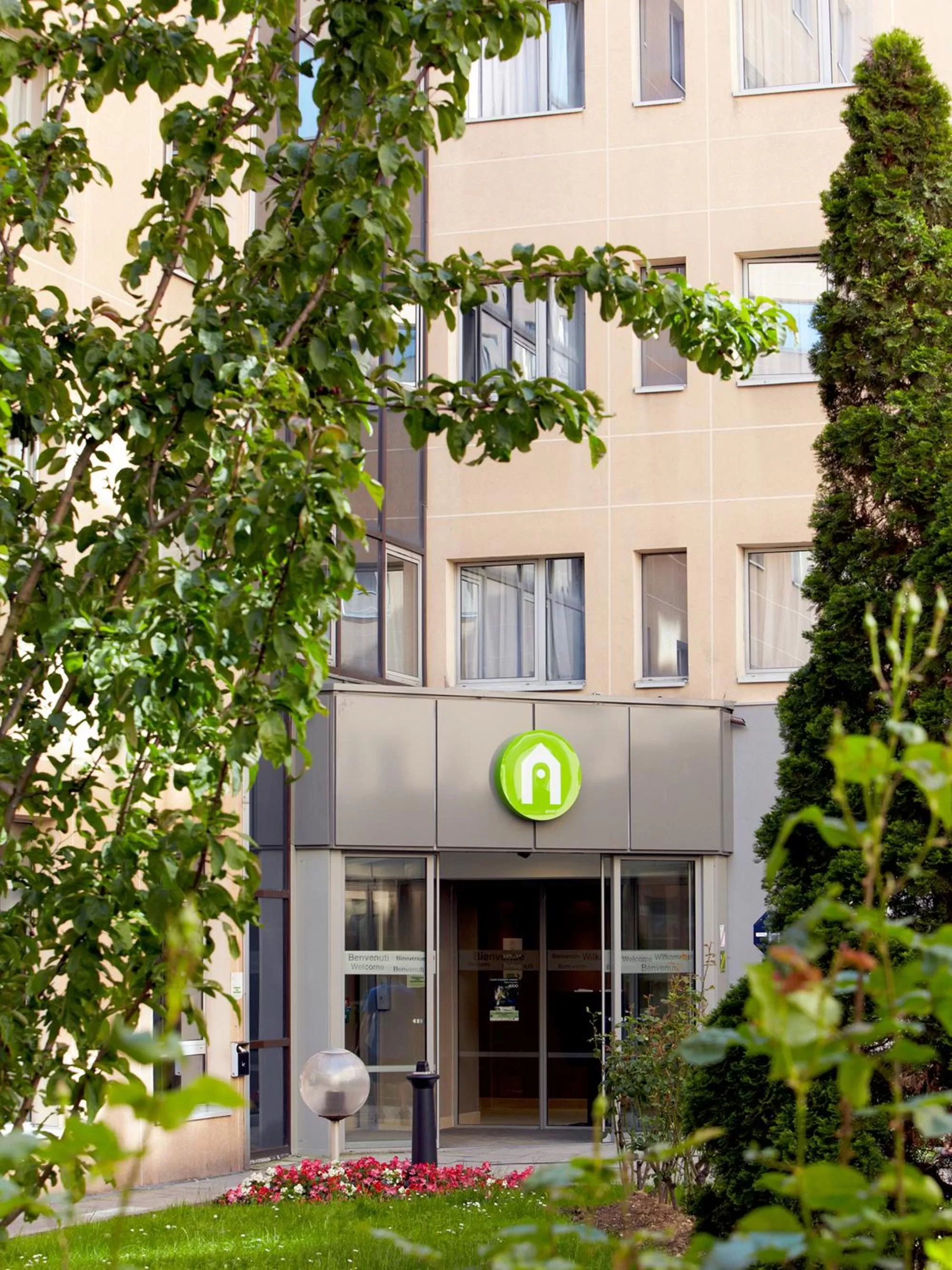 Facade/entrance in Campanile PRIME Lyon Centre Gare Part-Dieu