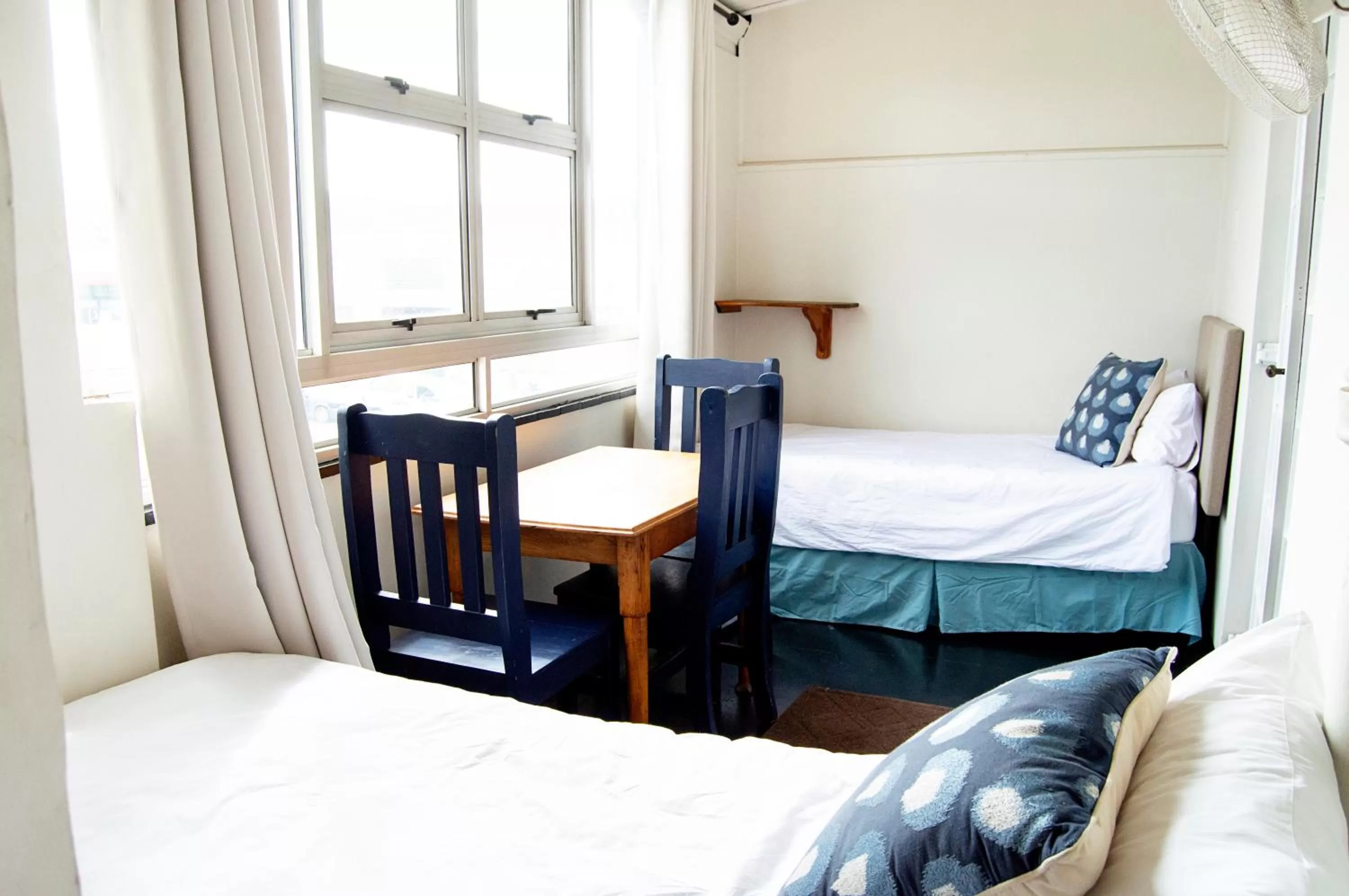 Seating area, Bed in Thistle Hotel