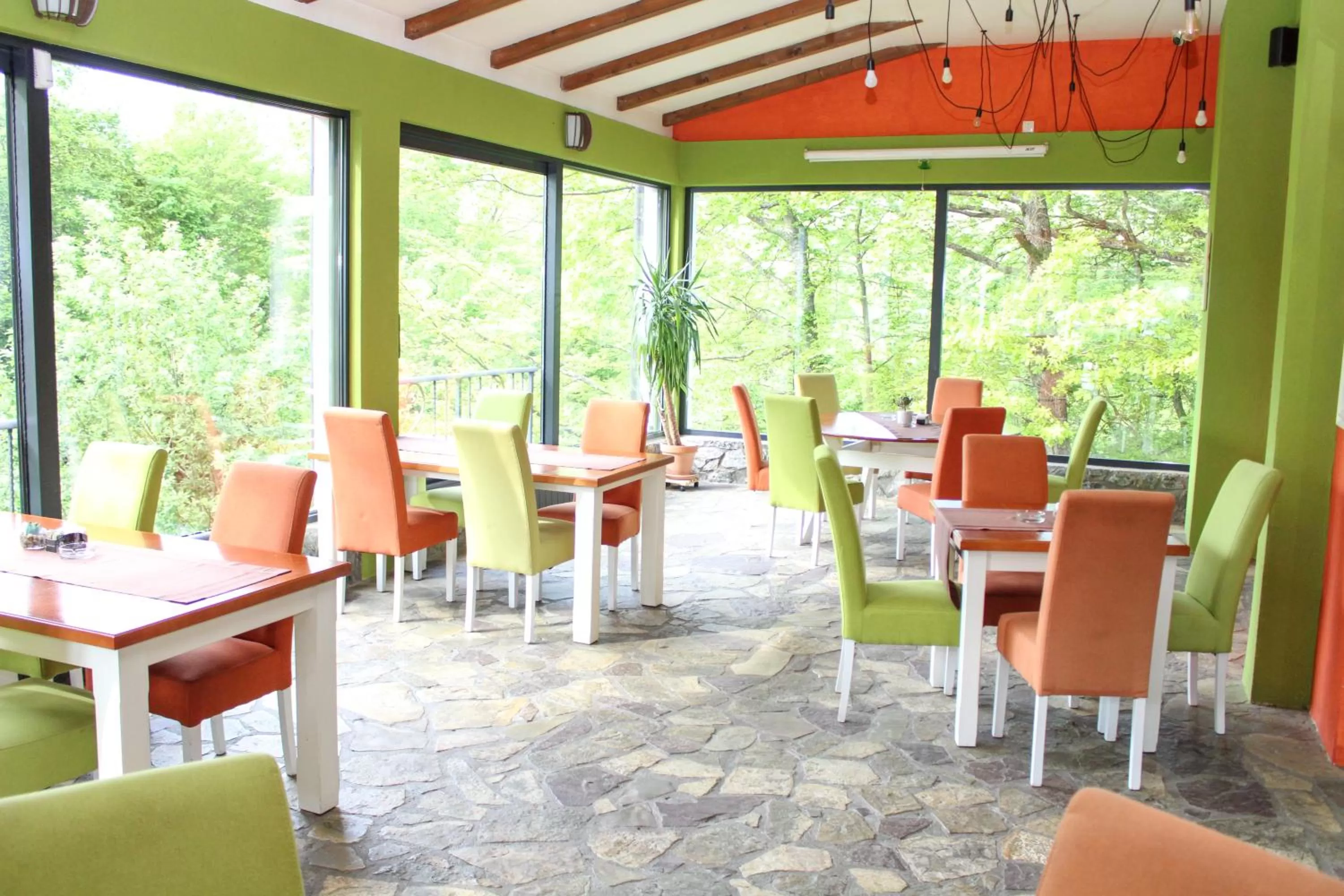 Restaurant/places to eat in Hotel Serdar