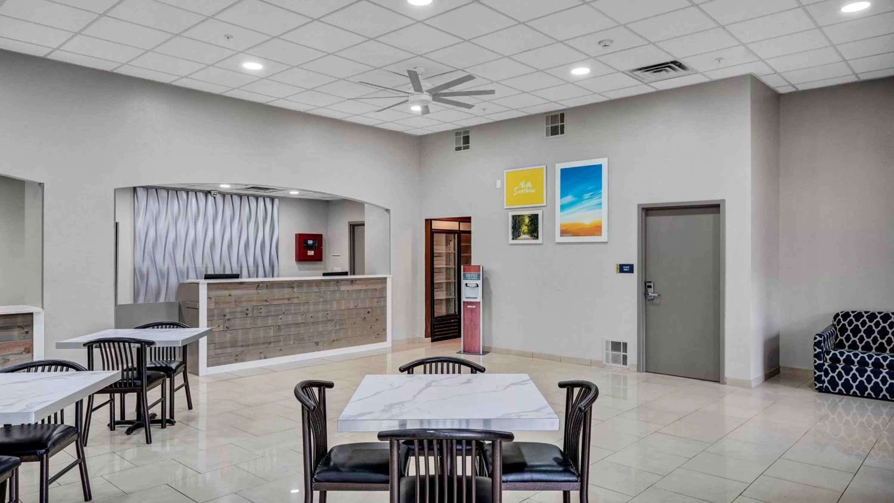 Lobby or reception in Days Inn & Suites by Wyndham Niagara Falls/Buffalo