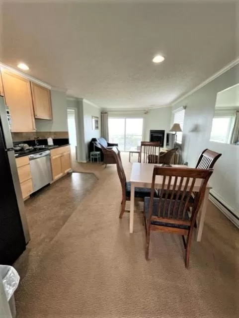 kitchen, Dining Area in Inn at the Shore