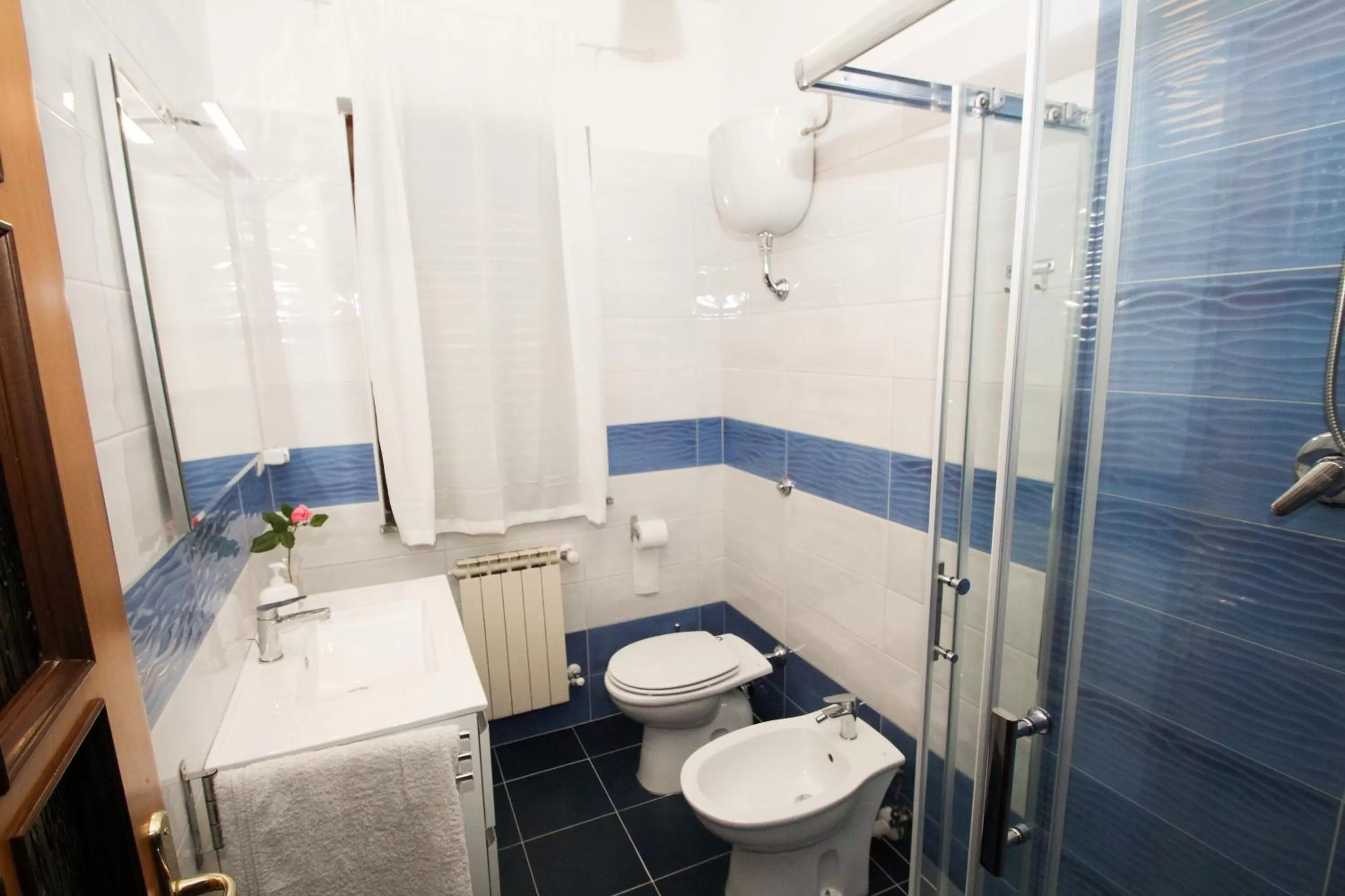 Shower in AceroRosso B&B