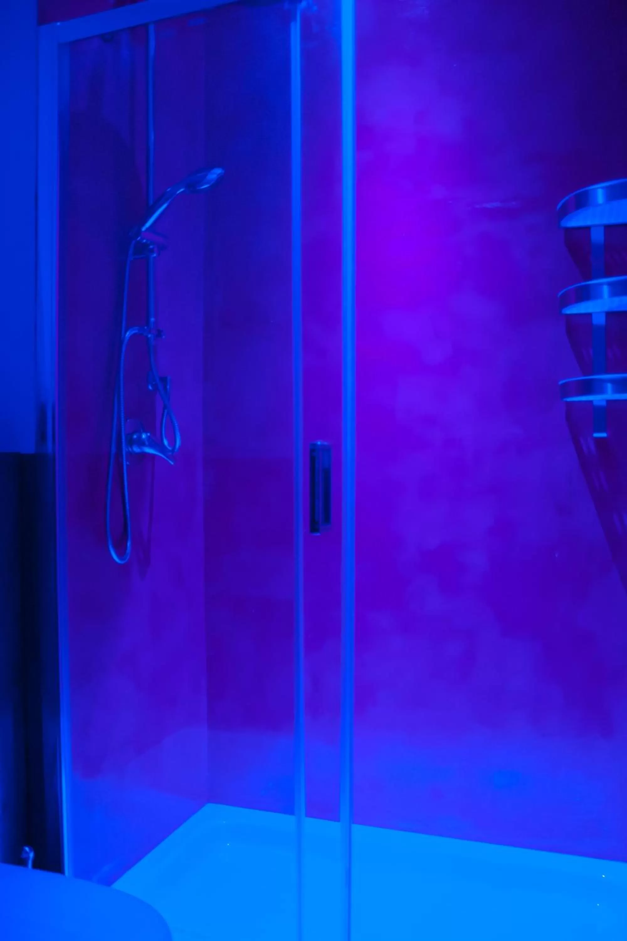 Shower in L'Opera Buffa