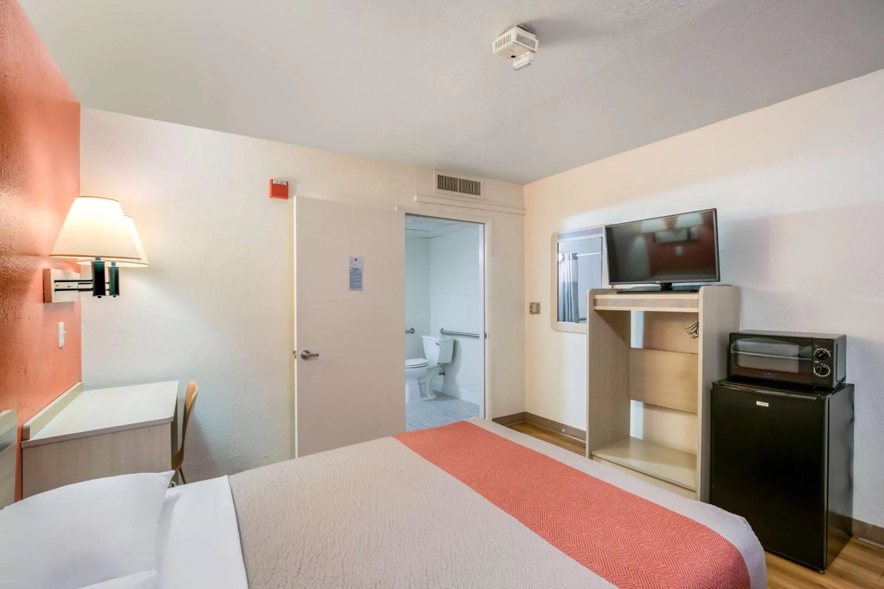 TV and multimedia, Bed in Motel 6 Williams, Ca