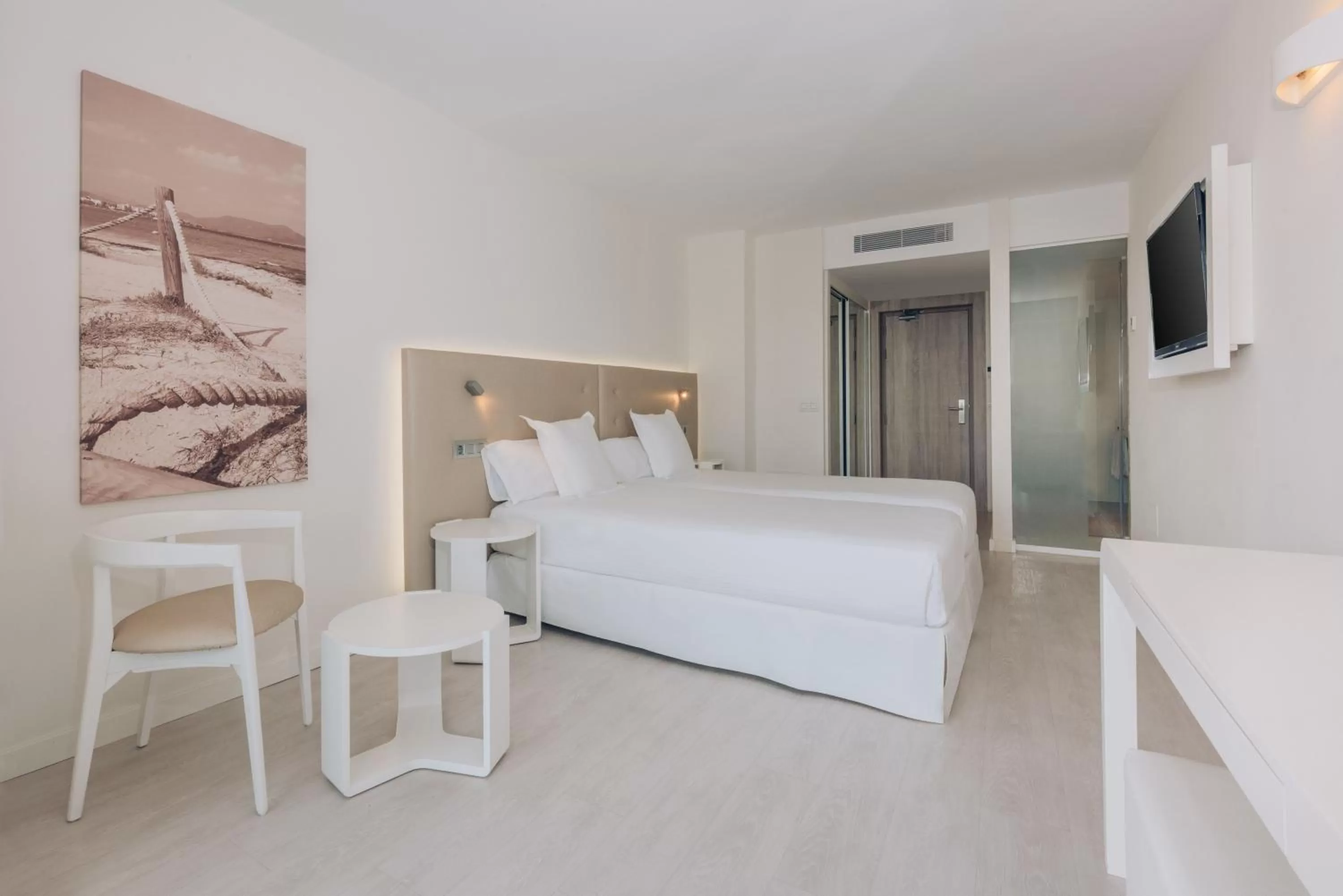 Photo of the whole room, Bed in Iberostar Waves Cala Millor - Adults Only